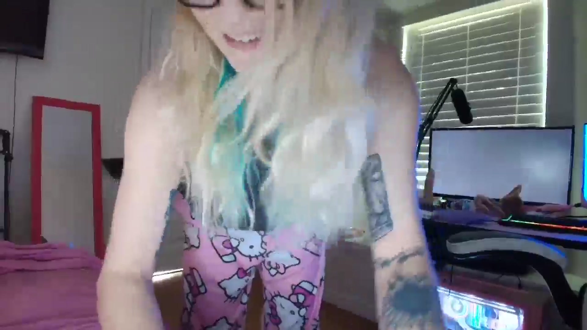 Gallery image thumbnail from DuckChan0's myfreecams stream on, 05/19/2025, 13:44 image 11 of 20