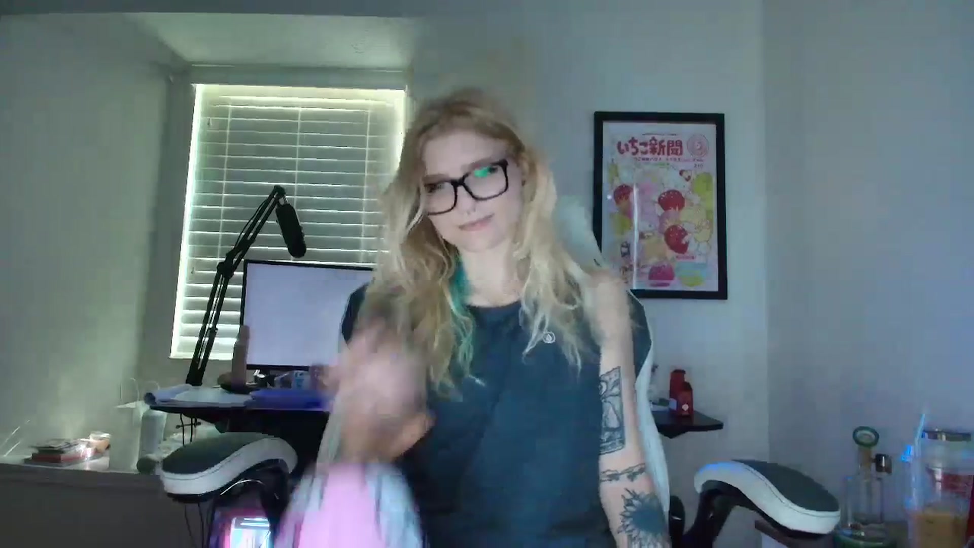 Gallery image thumbnail from DuckChan0's myfreecams stream on, 05/19/2025, 13:44 image 17 of 20