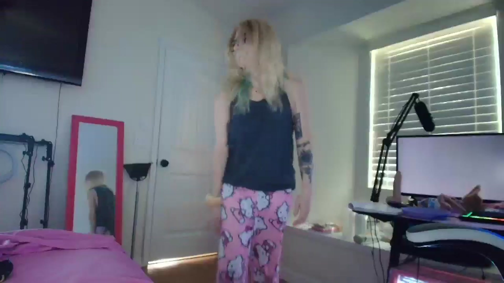 Gallery image thumbnail from DuckChan0's myfreecams stream on, 05/19/2025, 13:44 image 7 of 20