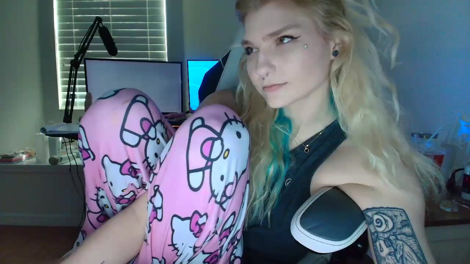 Gallery image thumbnail from DuckChan0's myfreecams stream on, 05/19/2025, 13:44 image 6 of 20