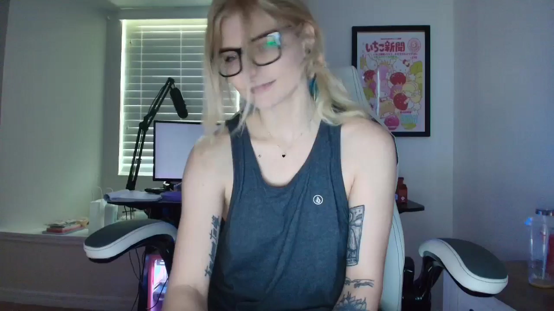 Gallery image thumbnail from DuckChan0's myfreecams stream on, 05/19/2025, 15:07 image 20 of 20