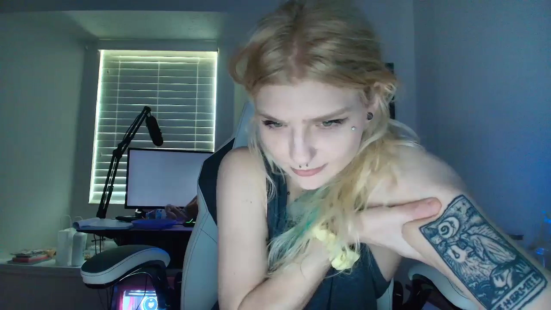 Gallery image thumbnail from DuckChan0's myfreecams stream on, 05/19/2025, 15:07 image 2 of 20