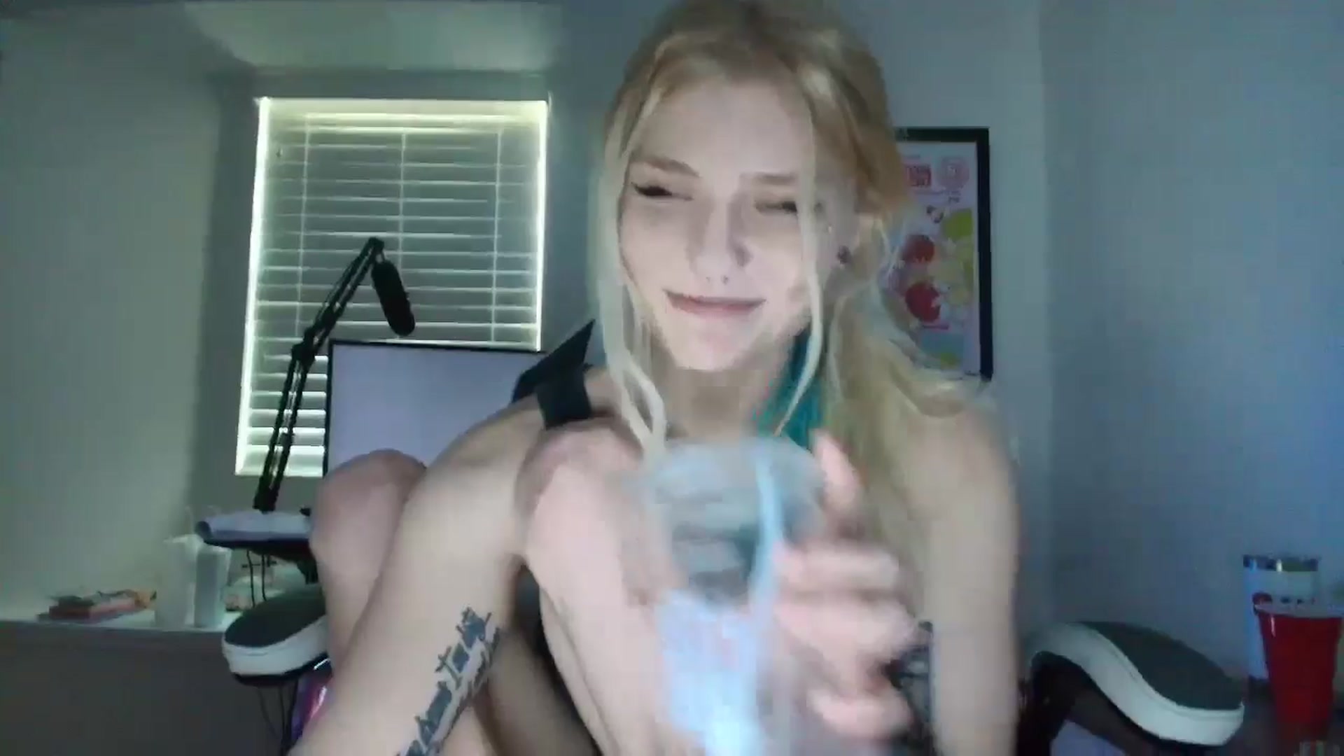 Gallery image thumbnail from DuckChan0's myfreecams stream on, 05/19/2025, 15:07 image 14 of 20