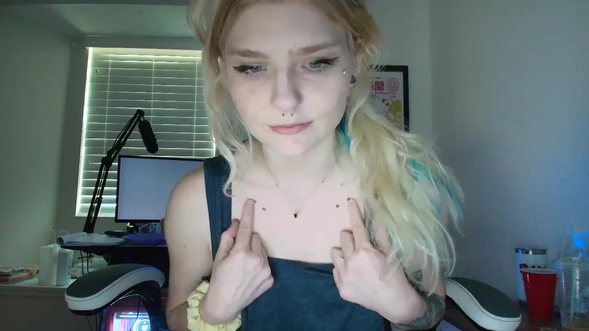 Gallery image thumbnail from DuckChan0's myfreecams stream on, 05/19/2025, 15:07 image 6 of 20
