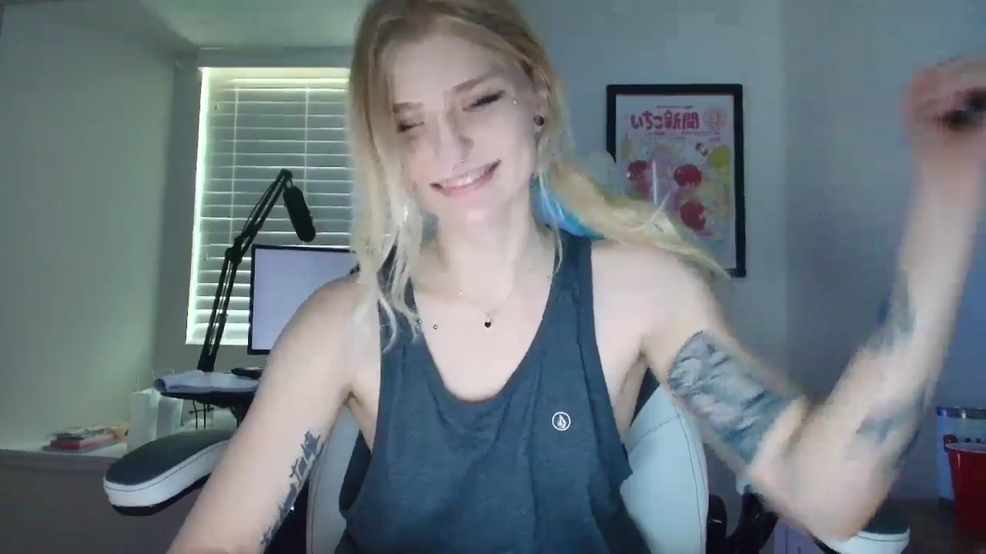 Gallery image thumbnail from DuckChan0's myfreecams stream on, 05/19/2025, 15:07 image 16 of 20