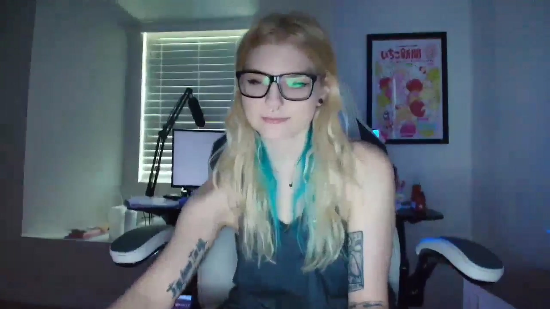 Gallery image thumbnail from DuckChan0's myfreecams stream on, 05/19/2025, 15:57 image 4 of 20
