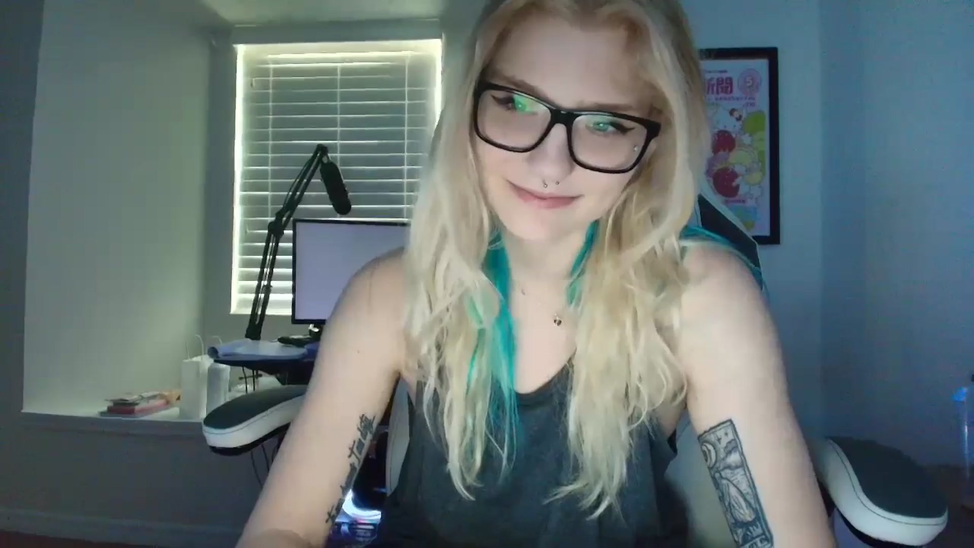 Gallery image thumbnail from DuckChan0's myfreecams stream on, 05/19/2025, 15:57 image 16 of 20