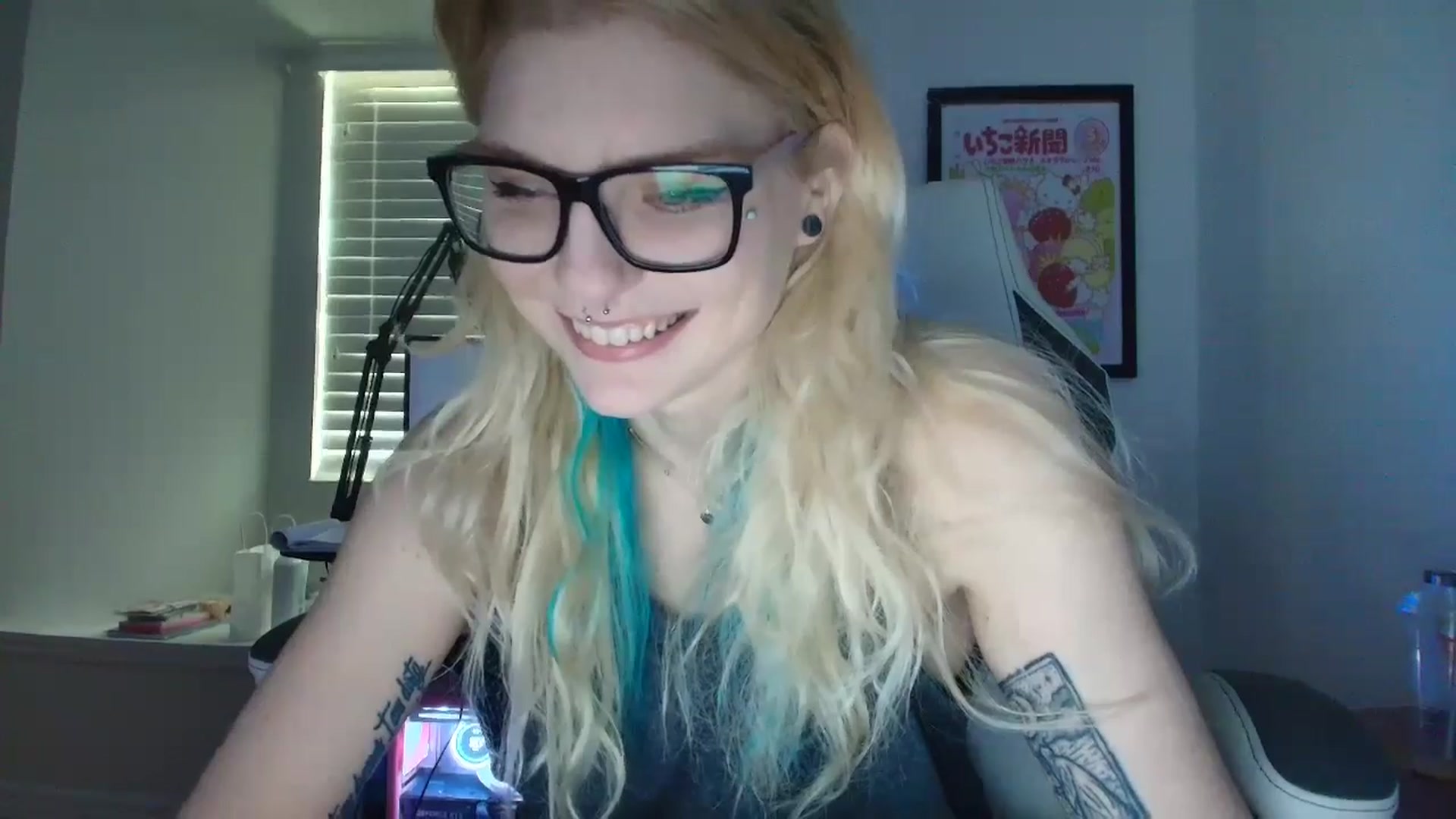 Gallery image thumbnail from DuckChan0's myfreecams stream on, 05/19/2025, 15:57 image 13 of 20
