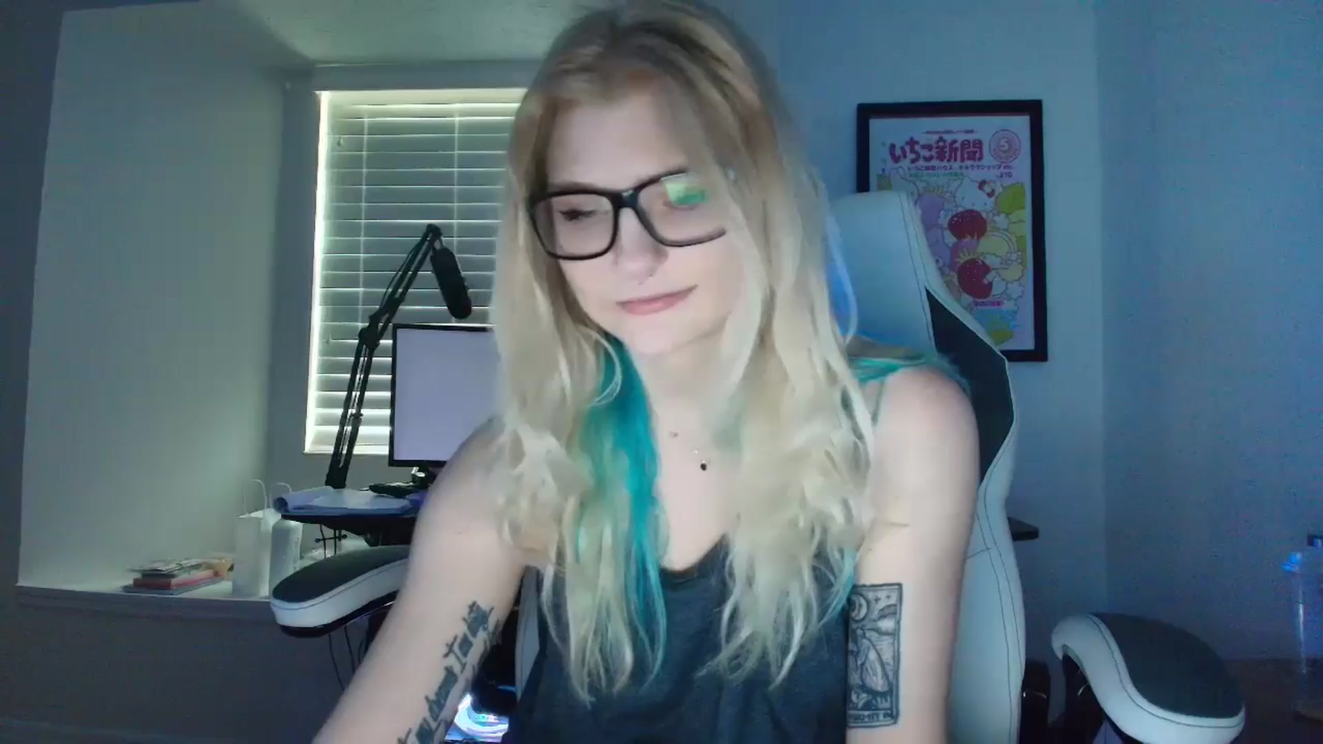 Gallery image thumbnail from DuckChan0's myfreecams stream on, 05/19/2025, 15:57 image 19 of 20