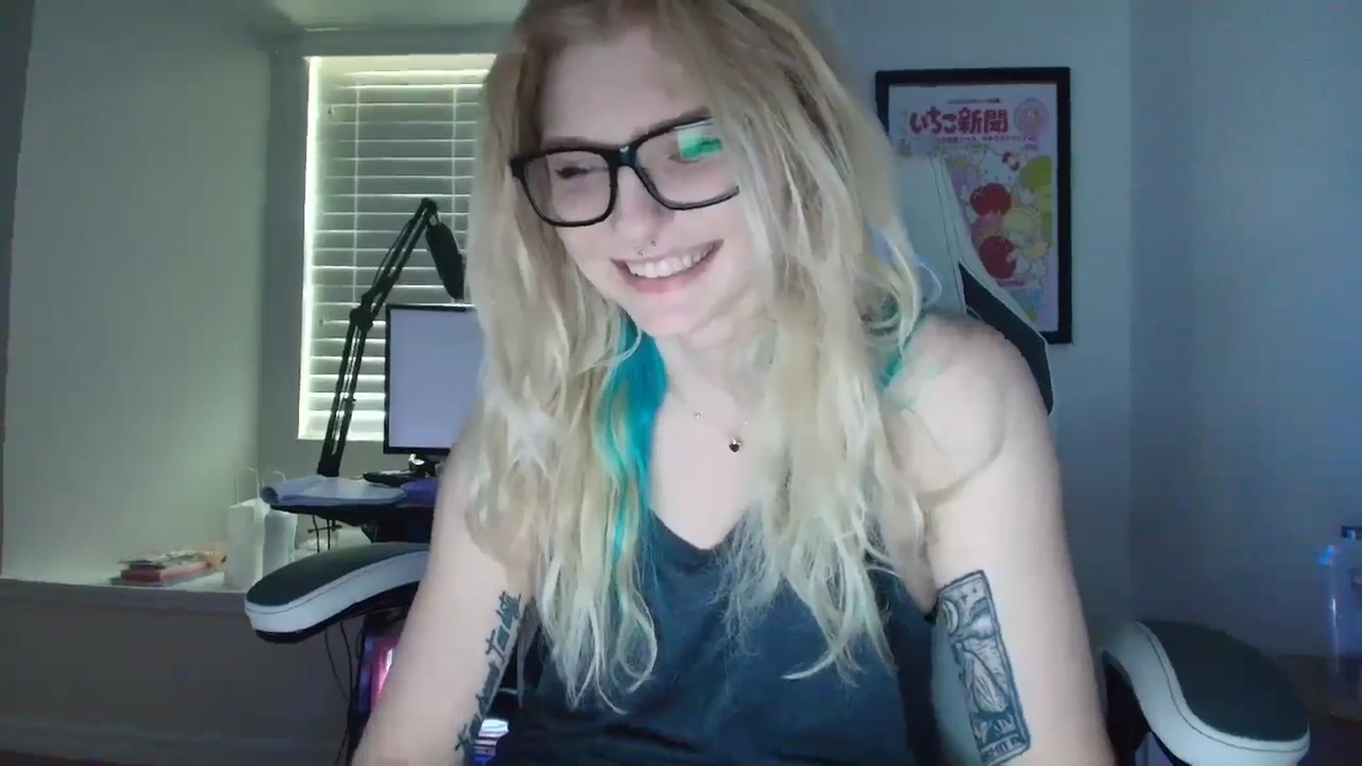 Gallery image thumbnail from DuckChan0's myfreecams stream on, 05/19/2025, 15:57 image 14 of 20