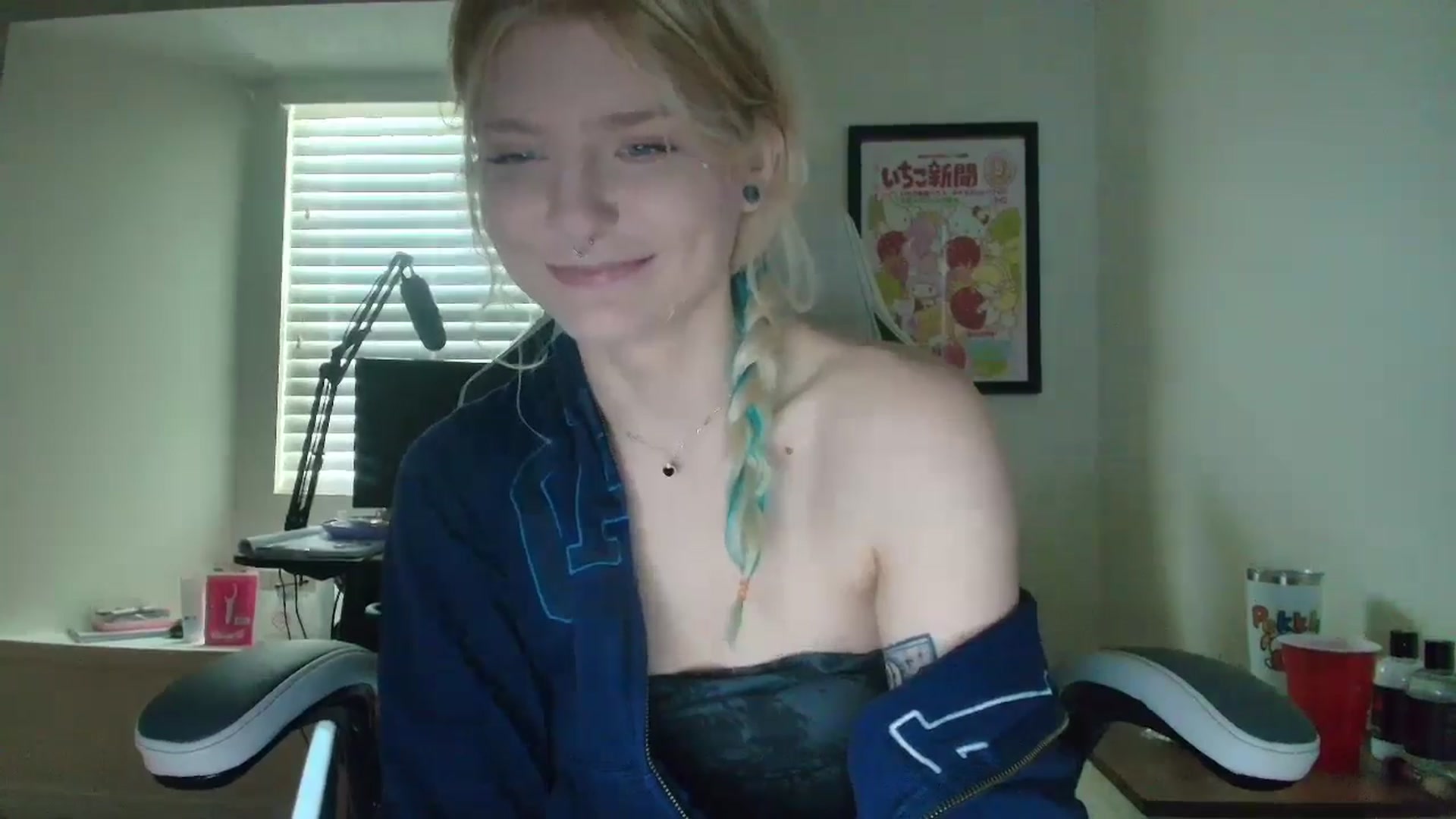 Gallery image thumbnail from DuckChan0's myfreecams stream on, 05/20/2025, 13:47 image 14 of 20