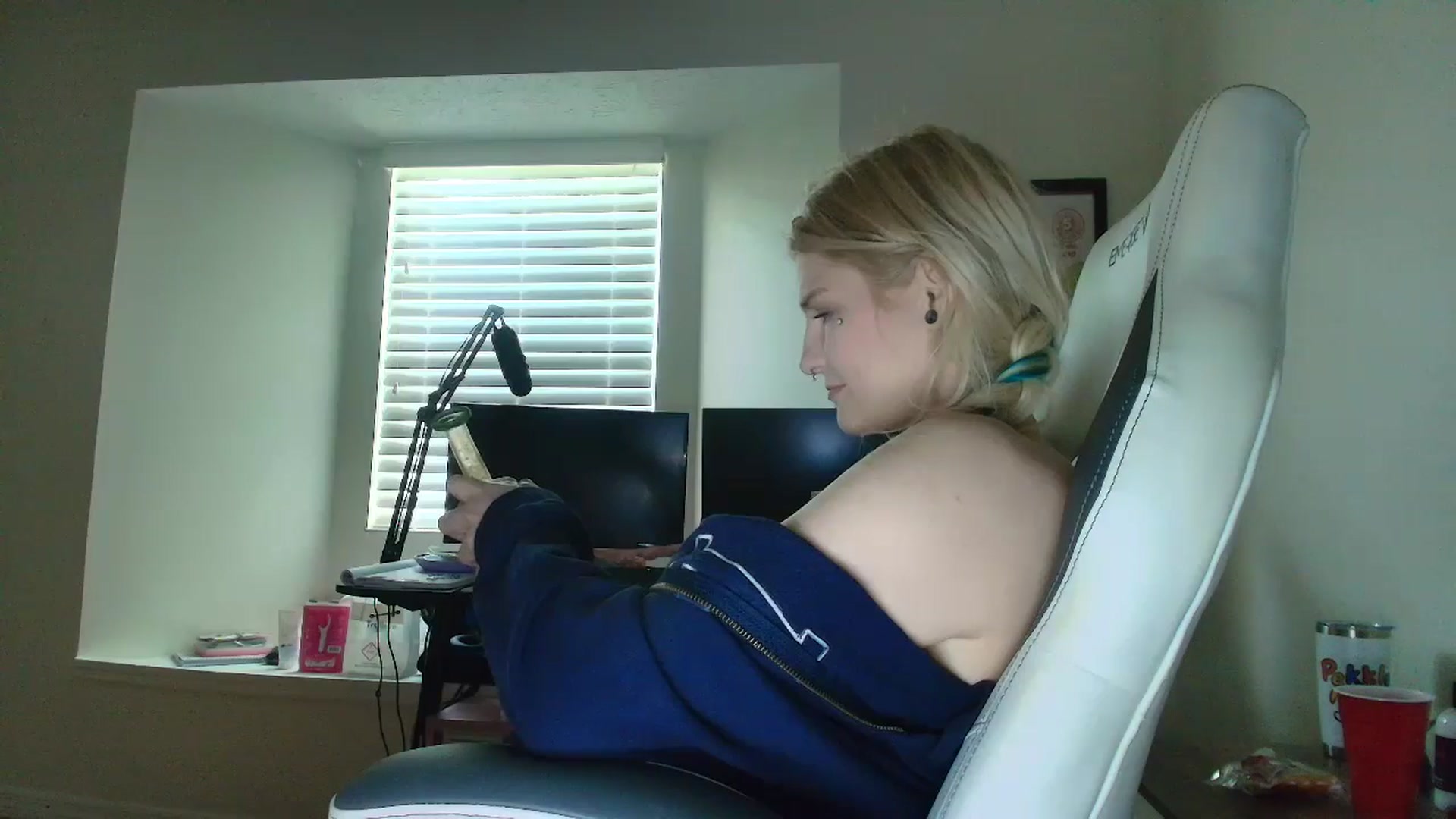 Gallery image thumbnail from DuckChan0's myfreecams stream on, 05/20/2025, 13:47 image 12 of 20