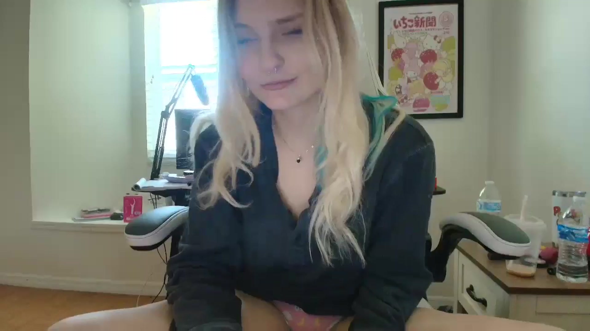 Gallery image thumbnail from DuckChan0's myfreecams stream on, 05/21/2025, 16:35 image 9 of 20
