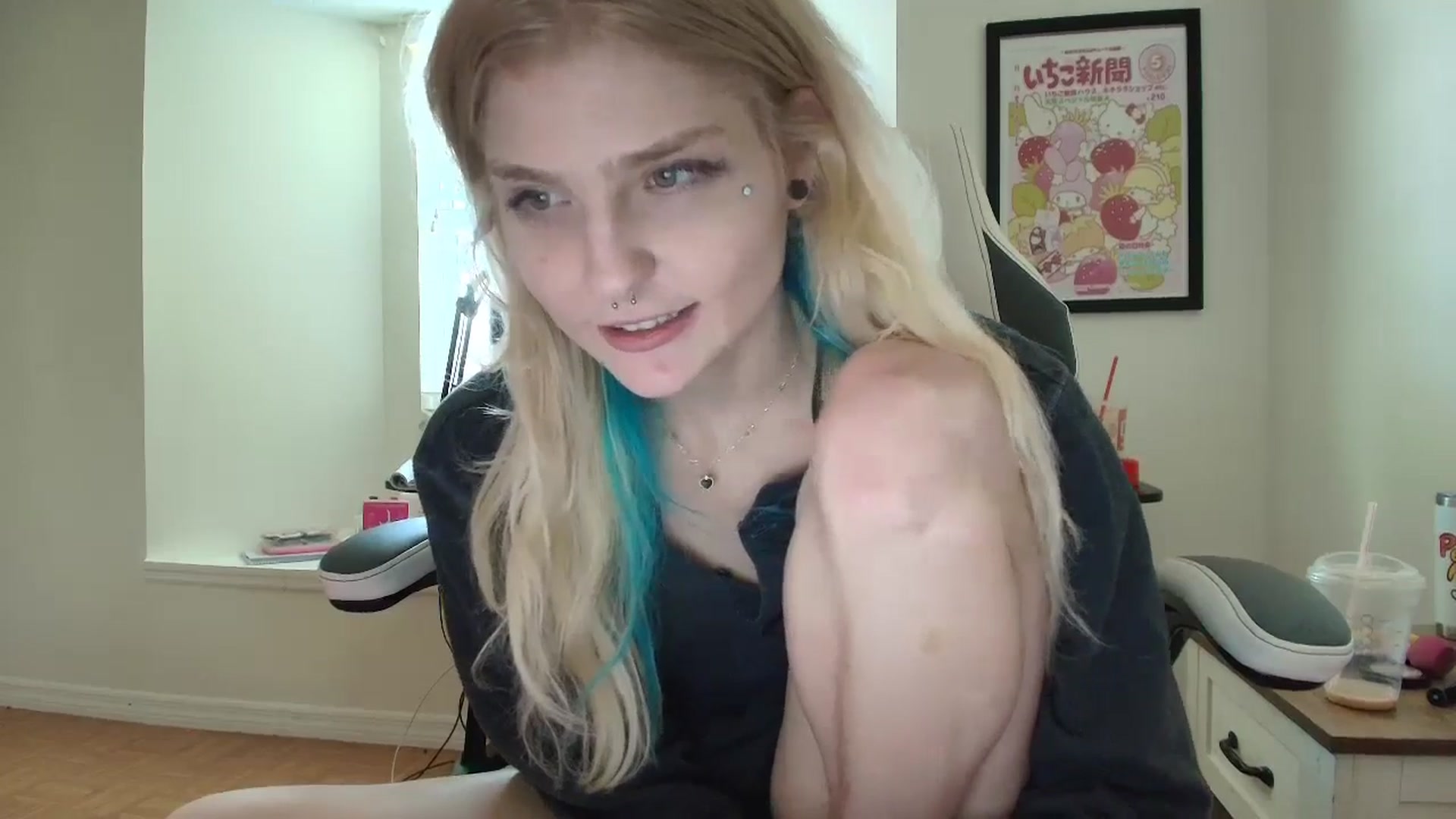 Gallery image thumbnail from DuckChan0's myfreecams stream on, 05/21/2025, 17:39 image 16 of 20