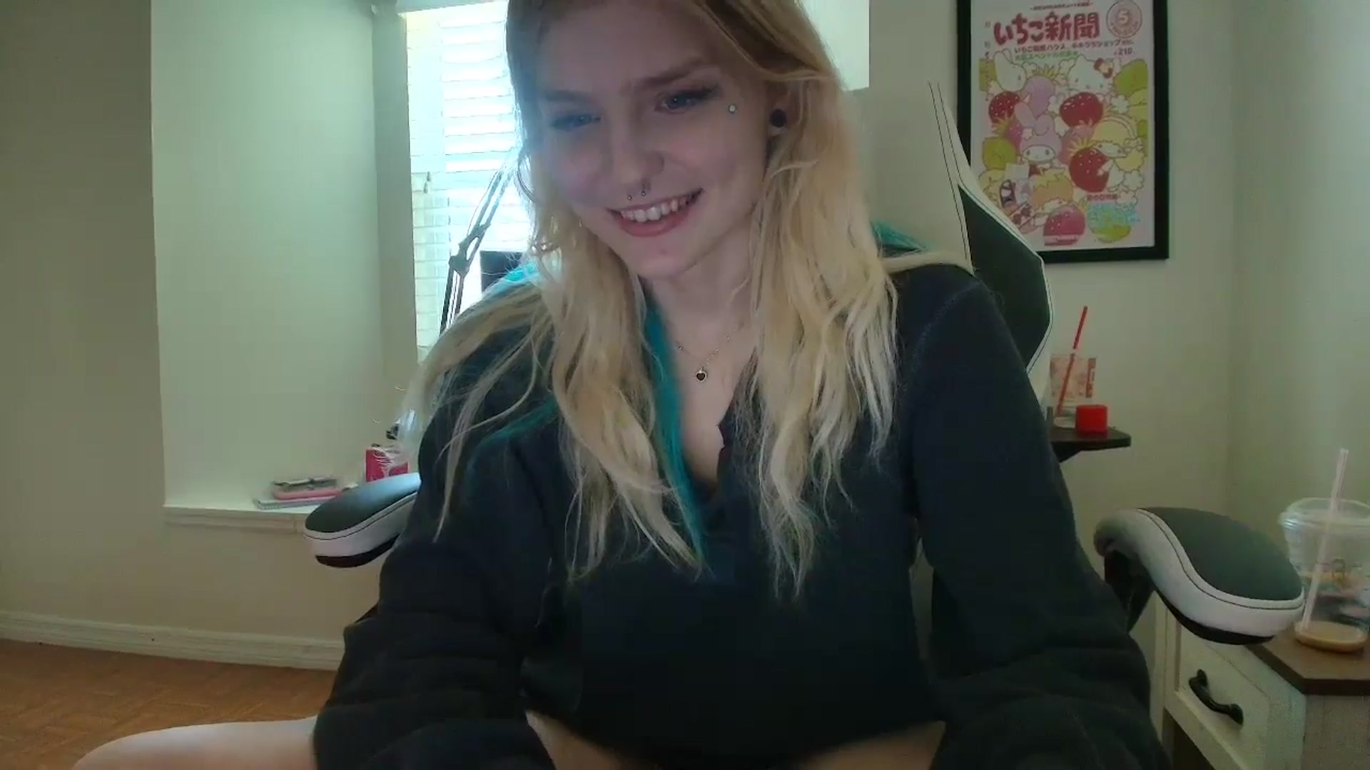 Gallery image thumbnail from DuckChan0's myfreecams stream on, 05/21/2025, 17:39 image 7 of 20