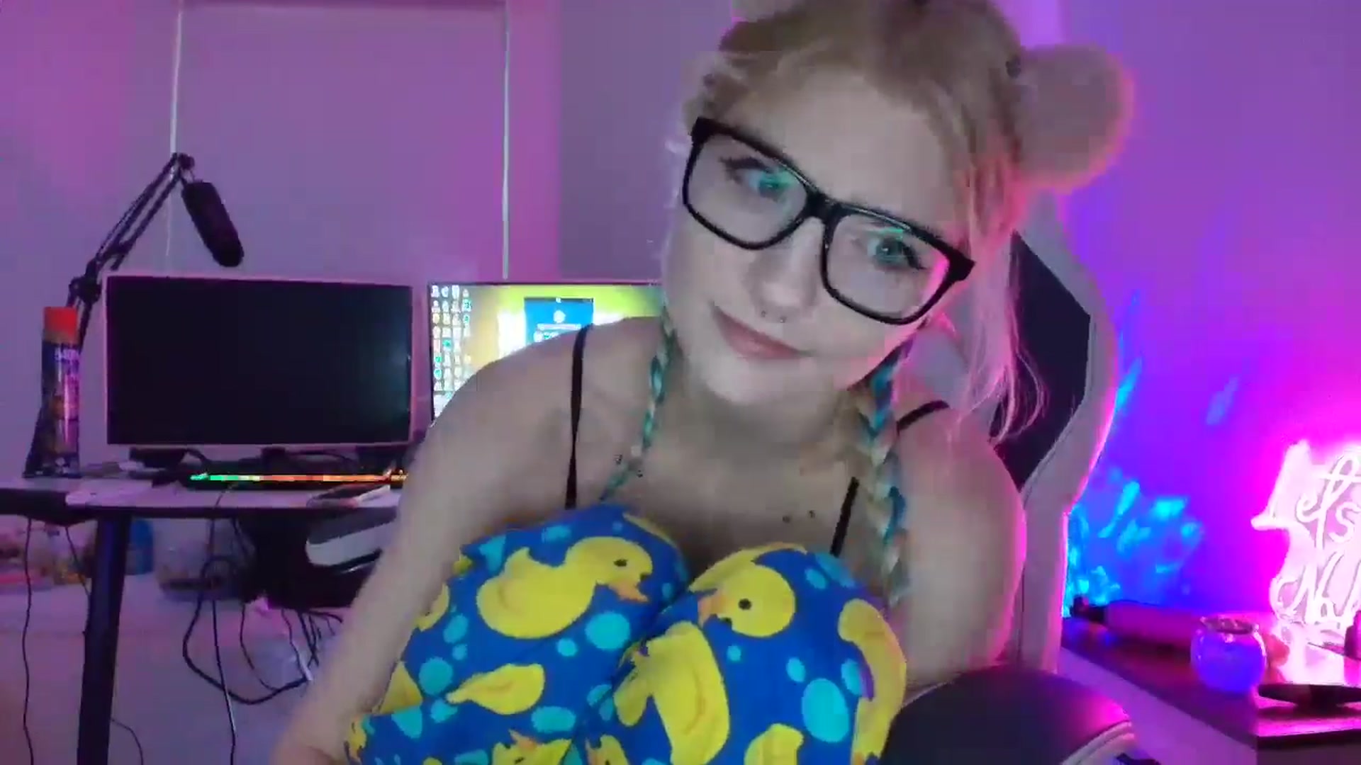 Gallery image thumbnail from DuckChan0's myfreecams stream on, 05/24/2025, 23:42 image 7 of 20