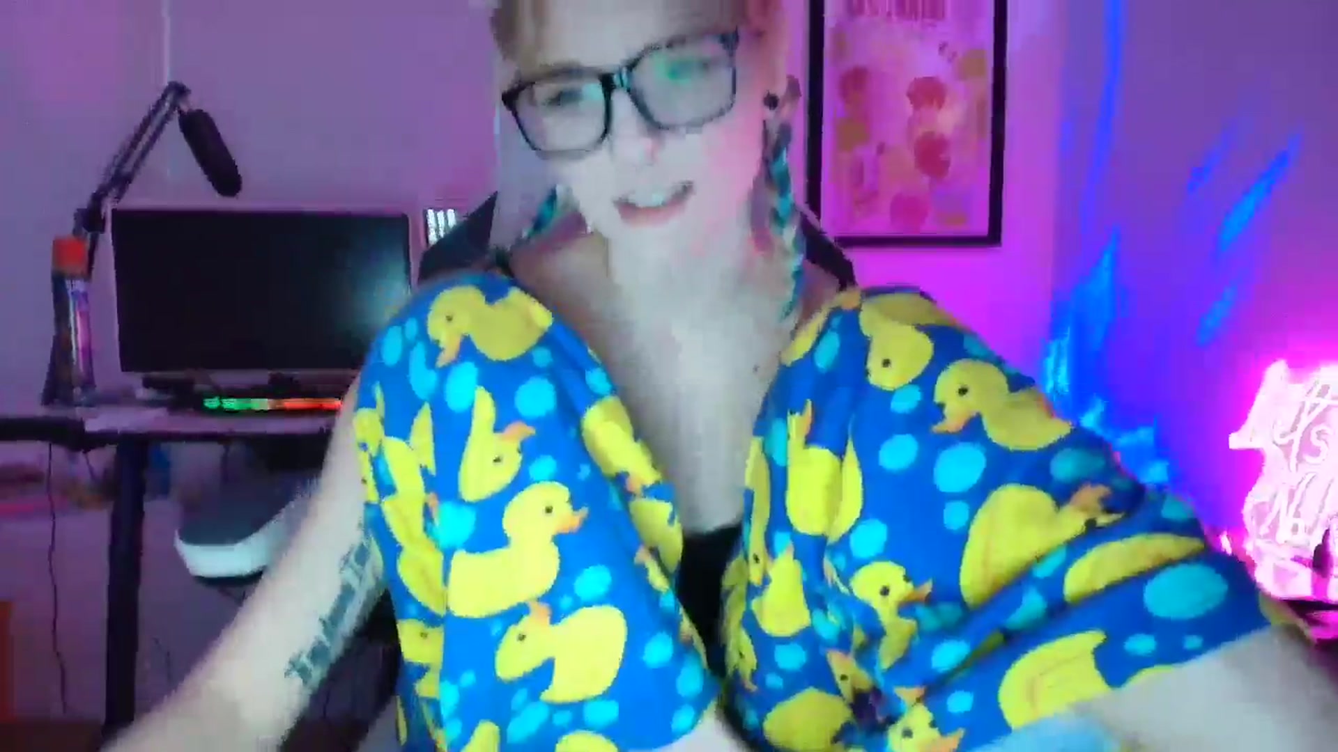 Gallery image thumbnail from DuckChan0's myfreecams stream on, 05/24/2025, 23:42 image 16 of 20