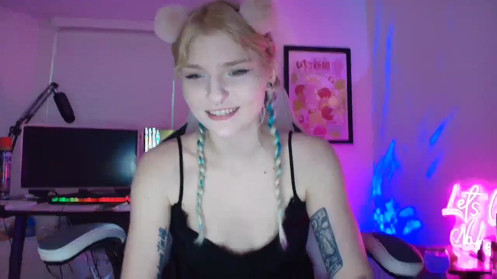 Gallery image thumbnail from DuckChan0's myfreecams stream on, 05/24/2025, 23:42 image 3 of 20