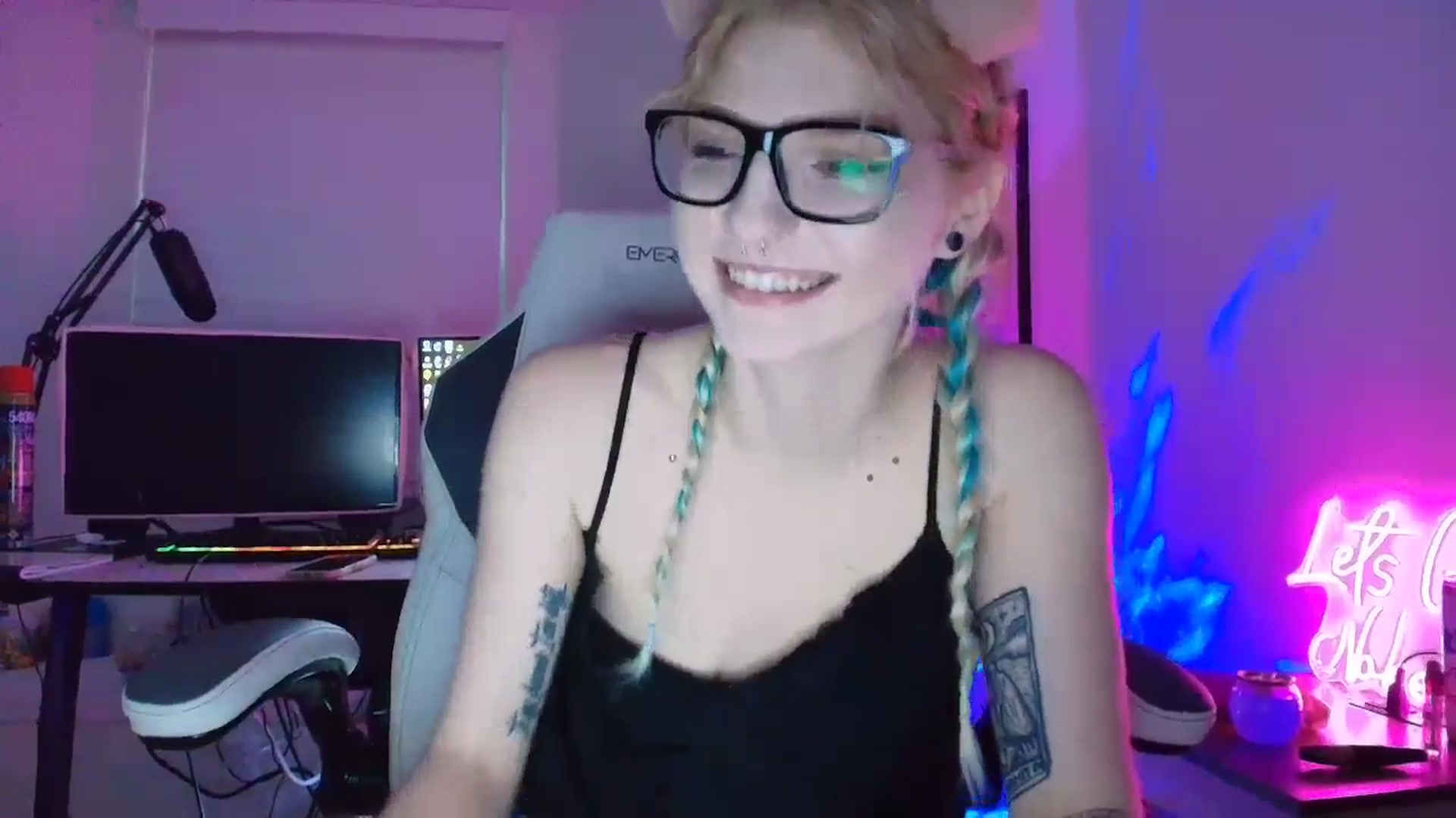 Gallery image thumbnail from DuckChan0's myfreecams stream on, 05/24/2025, 23:42 image 13 of 20