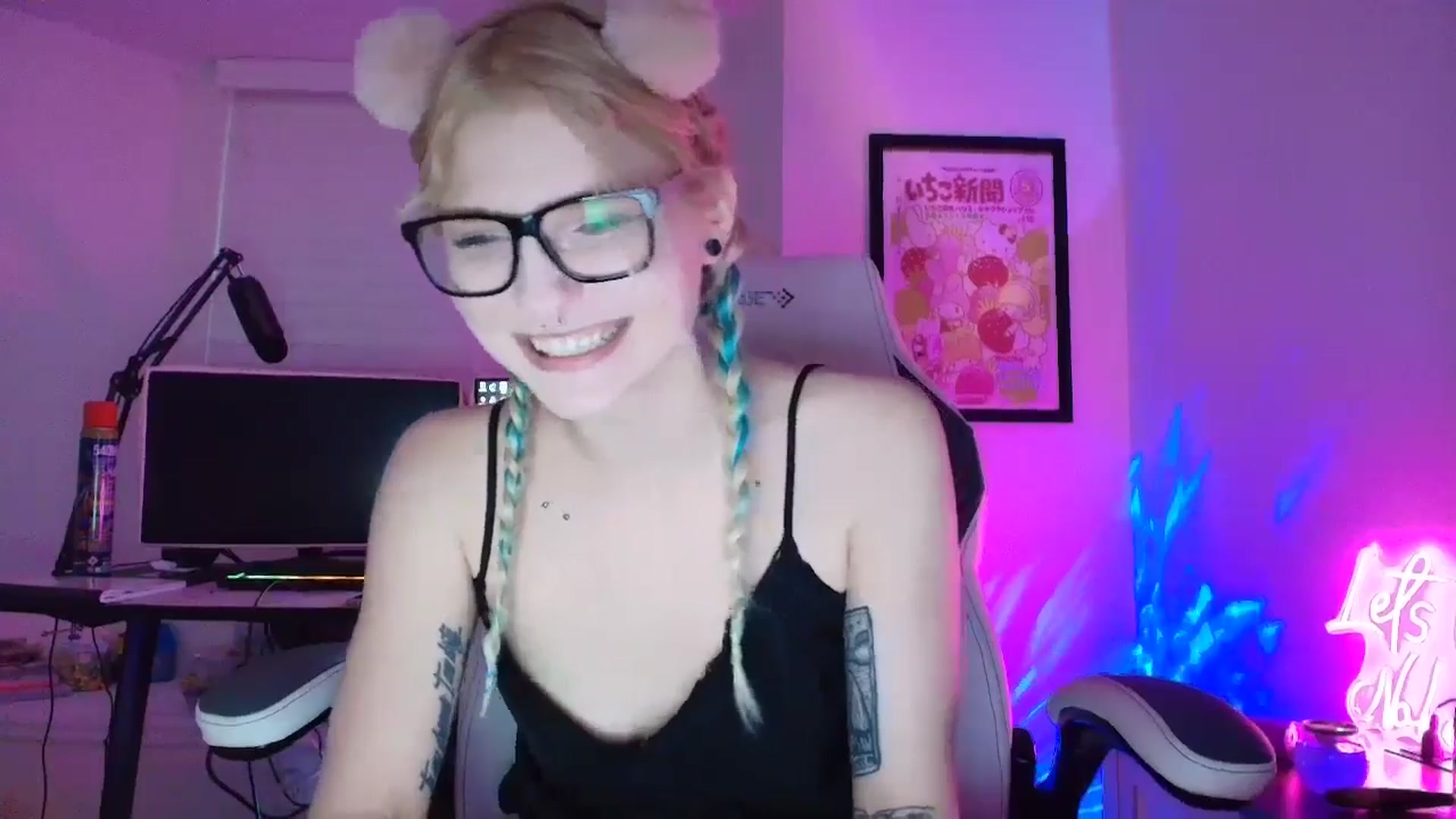 Gallery image thumbnail from DuckChan0's myfreecams stream on, 05/24/2025, 23:42 image 19 of 20