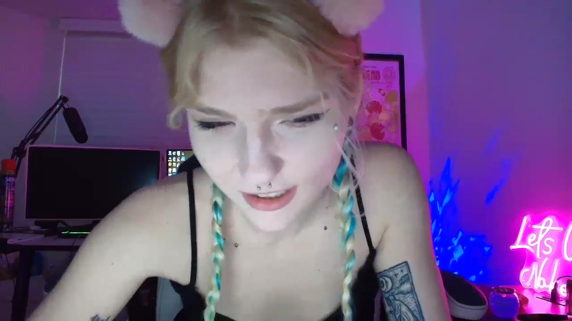 Gallery image thumbnail from DuckChan0's myfreecams stream on, 05/24/2025, 23:42 image 6 of 20