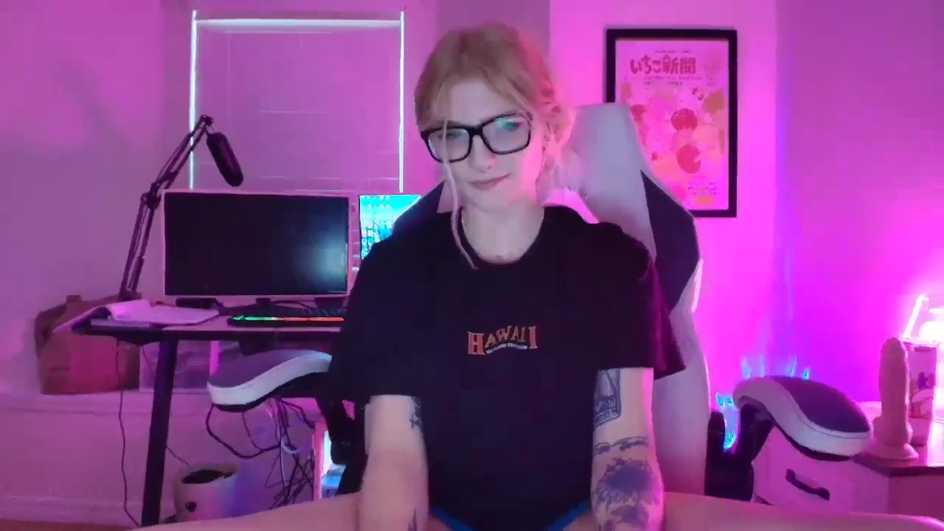 Gallery image thumbnail from DuckChan0's myfreecams stream on, 05/25/2025, 23:45 image 7 of 20