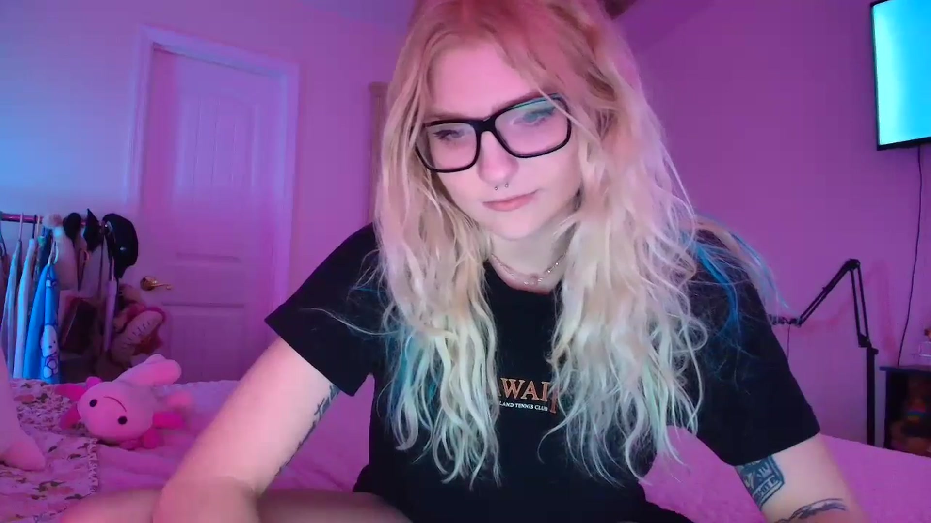 Gallery image thumbnail from DuckChan0's myfreecams stream on, 05/25/2025, 23:45 image 20 of 20