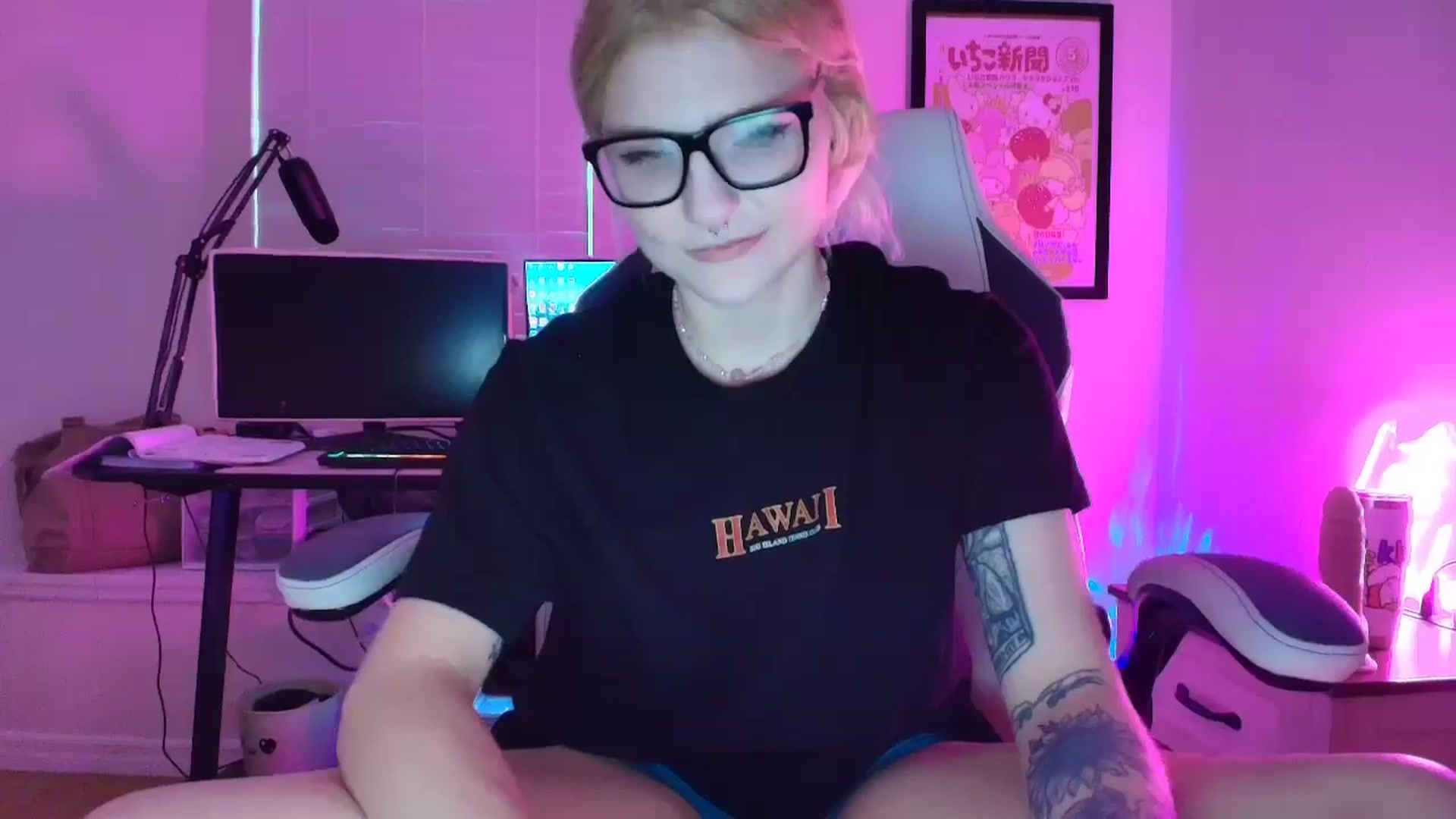 Gallery image thumbnail from DuckChan0's myfreecams stream on, 05/25/2025, 23:45 image 10 of 20