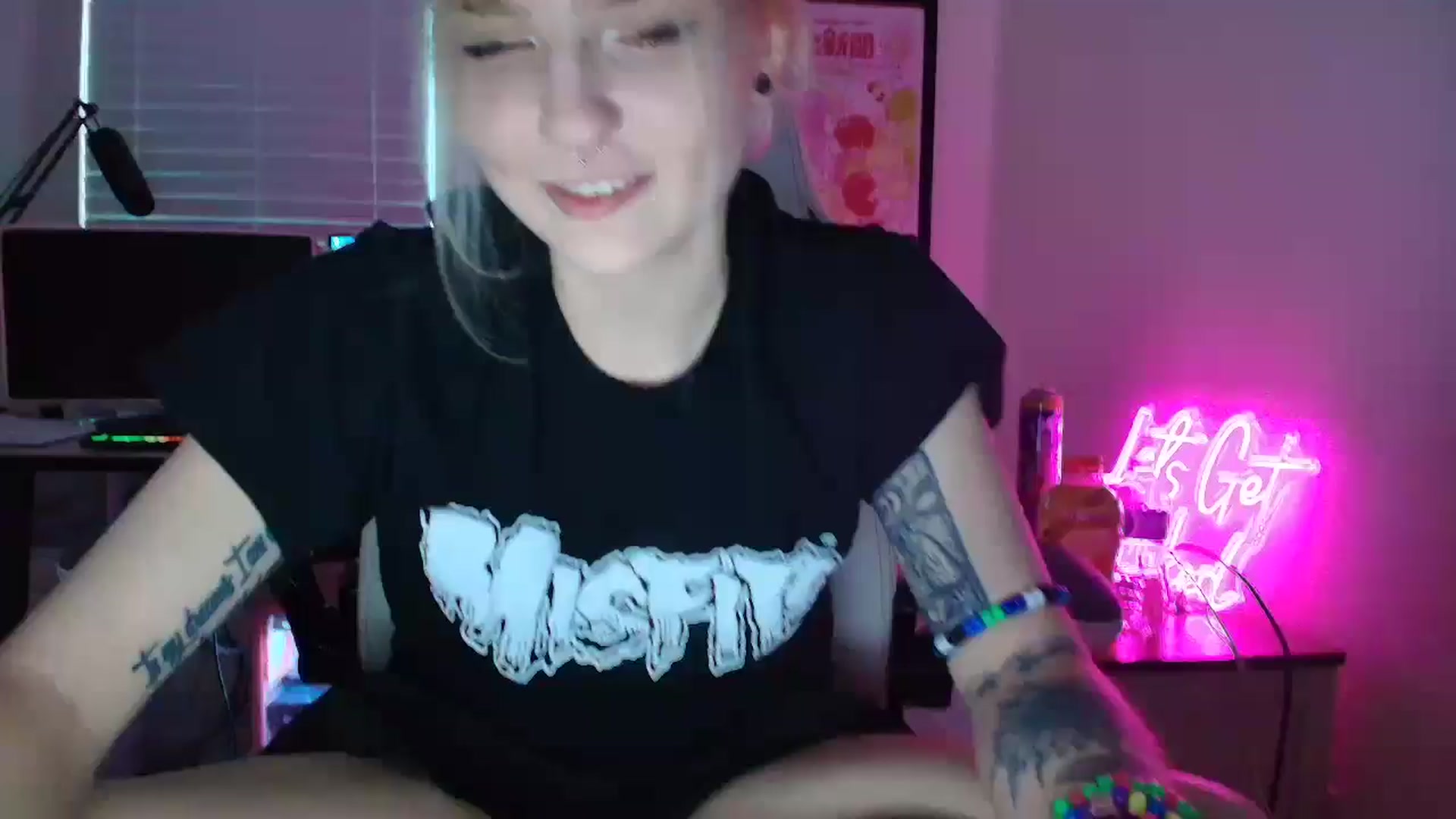 Gallery image thumbnail from DuckChan0's myfreecams stream on, 05/26/2025, 22:01 image 12 of 20