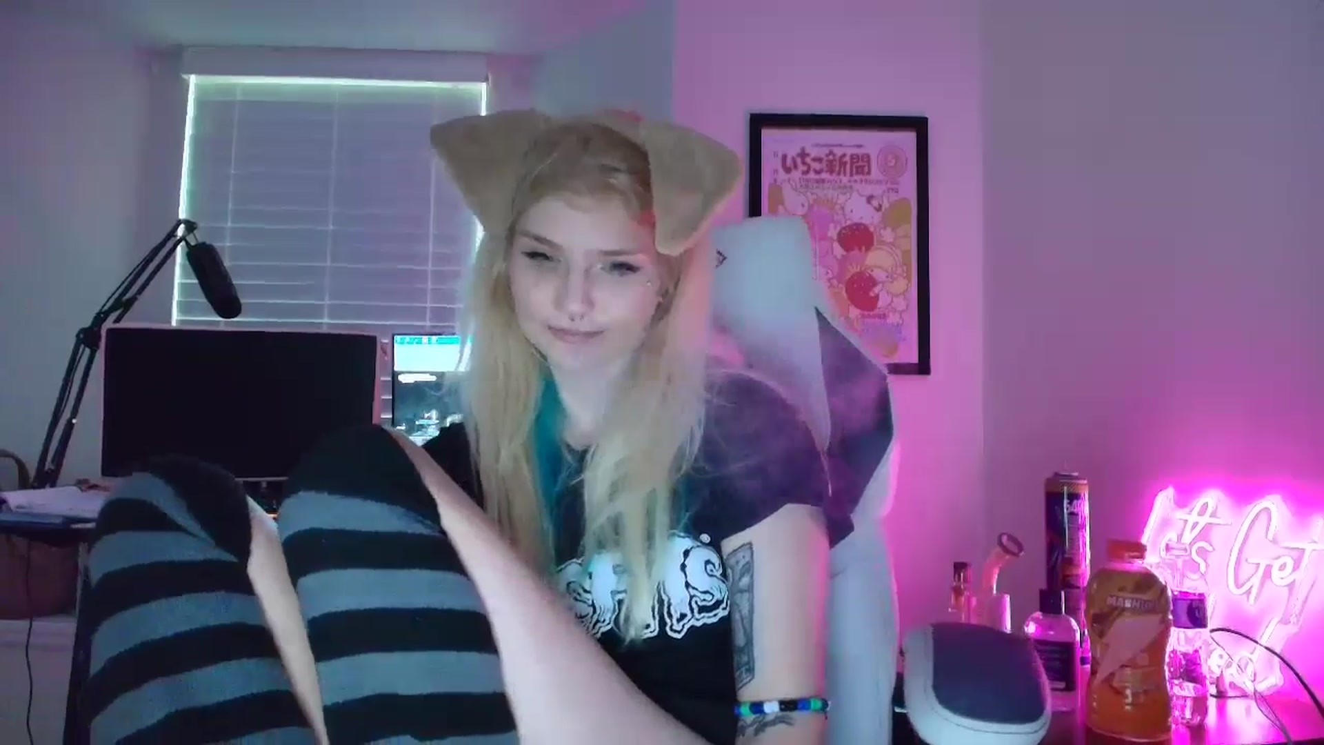 Gallery image thumbnail from DuckChan0's myfreecams stream on, 05/26/2025, 22:01 image 20 of 20