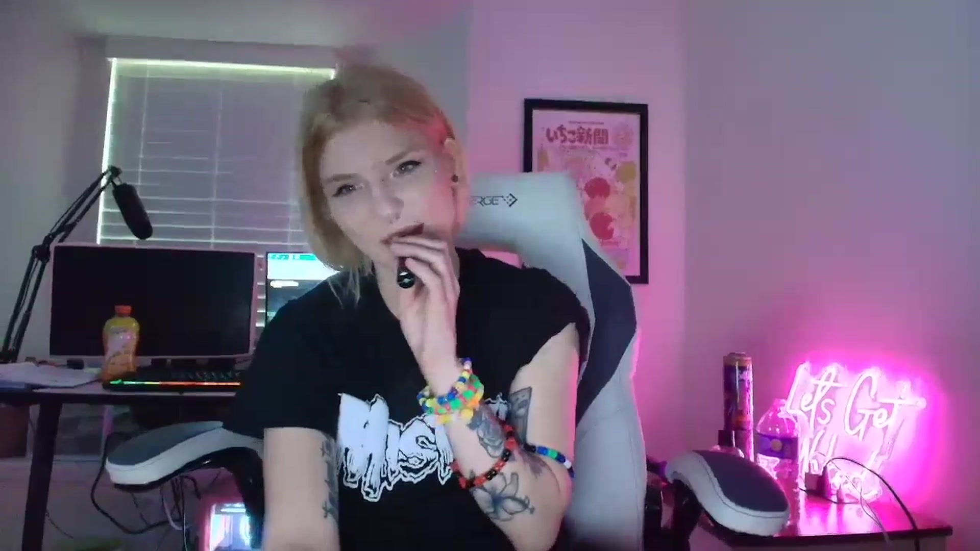 Gallery image thumbnail from DuckChan0's myfreecams stream on, 05/26/2025, 22:01 image 2 of 20