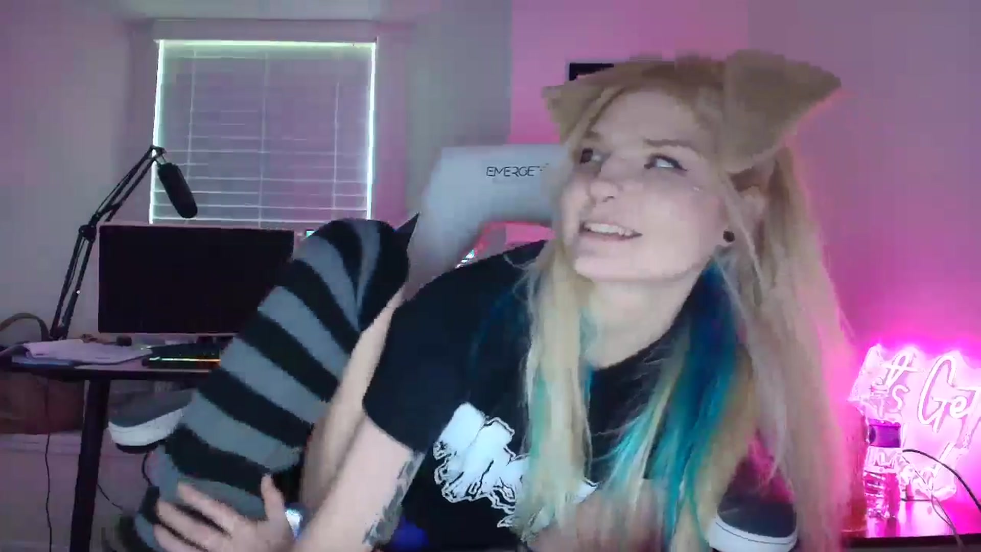 Gallery image thumbnail from DuckChan0's myfreecams stream on, 05/26/2025, 22:01 image 18 of 20
