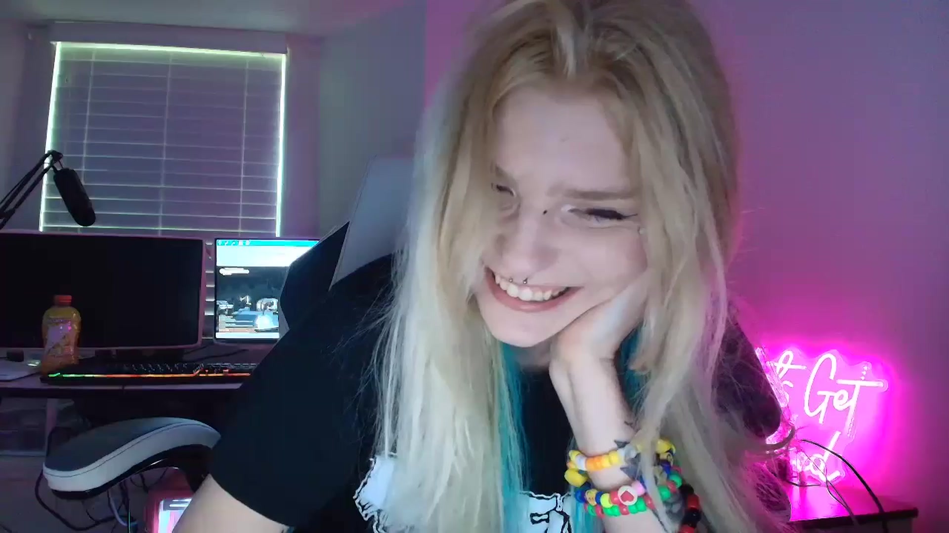 Gallery image thumbnail from DuckChan0's myfreecams stream on, 05/26/2025, 22:01 image 4 of 20