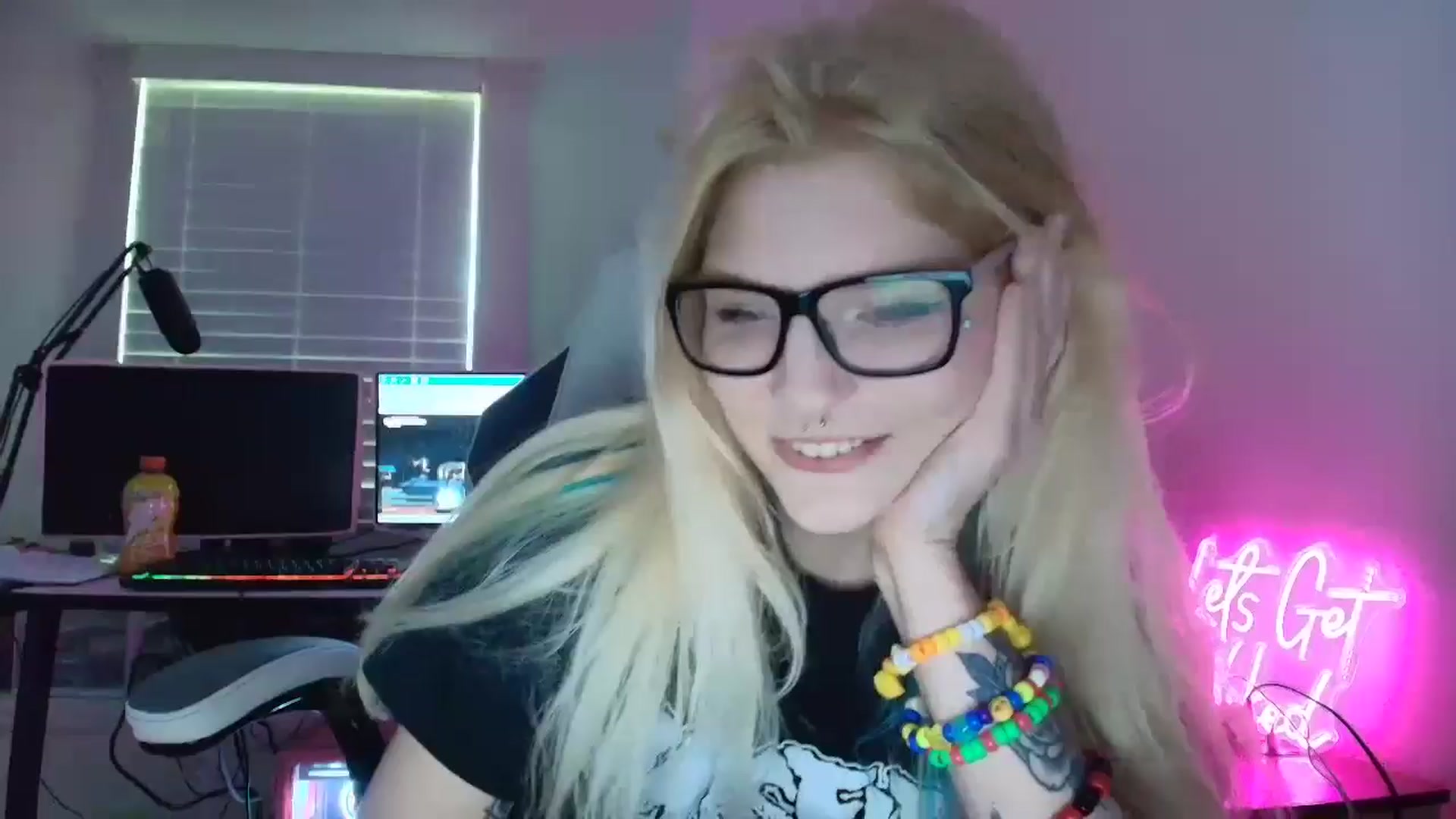 Gallery image thumbnail from DuckChan0's myfreecams stream on, 05/26/2025, 22:01 image 5 of 20