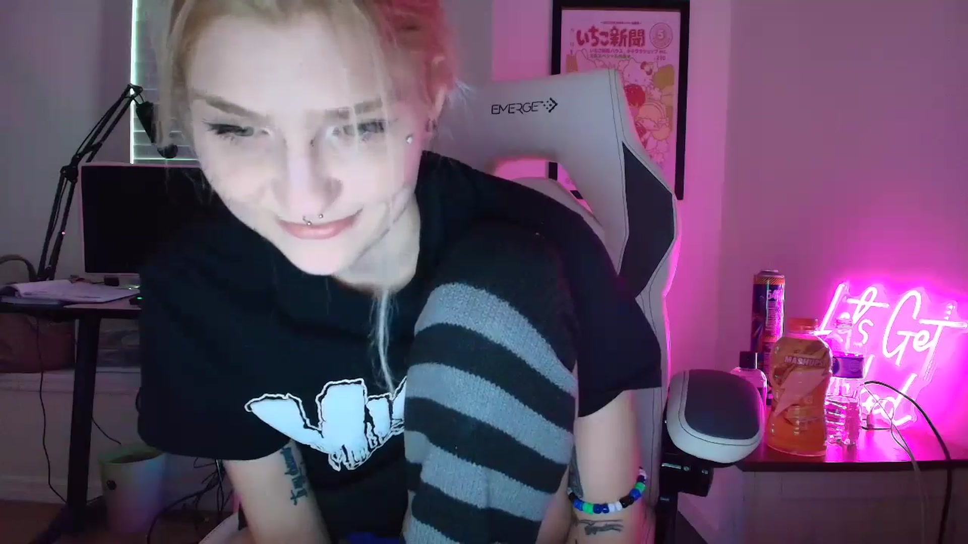 Gallery image thumbnail from DuckChan0's myfreecams stream on, 05/26/2025, 22:01 image 10 of 20