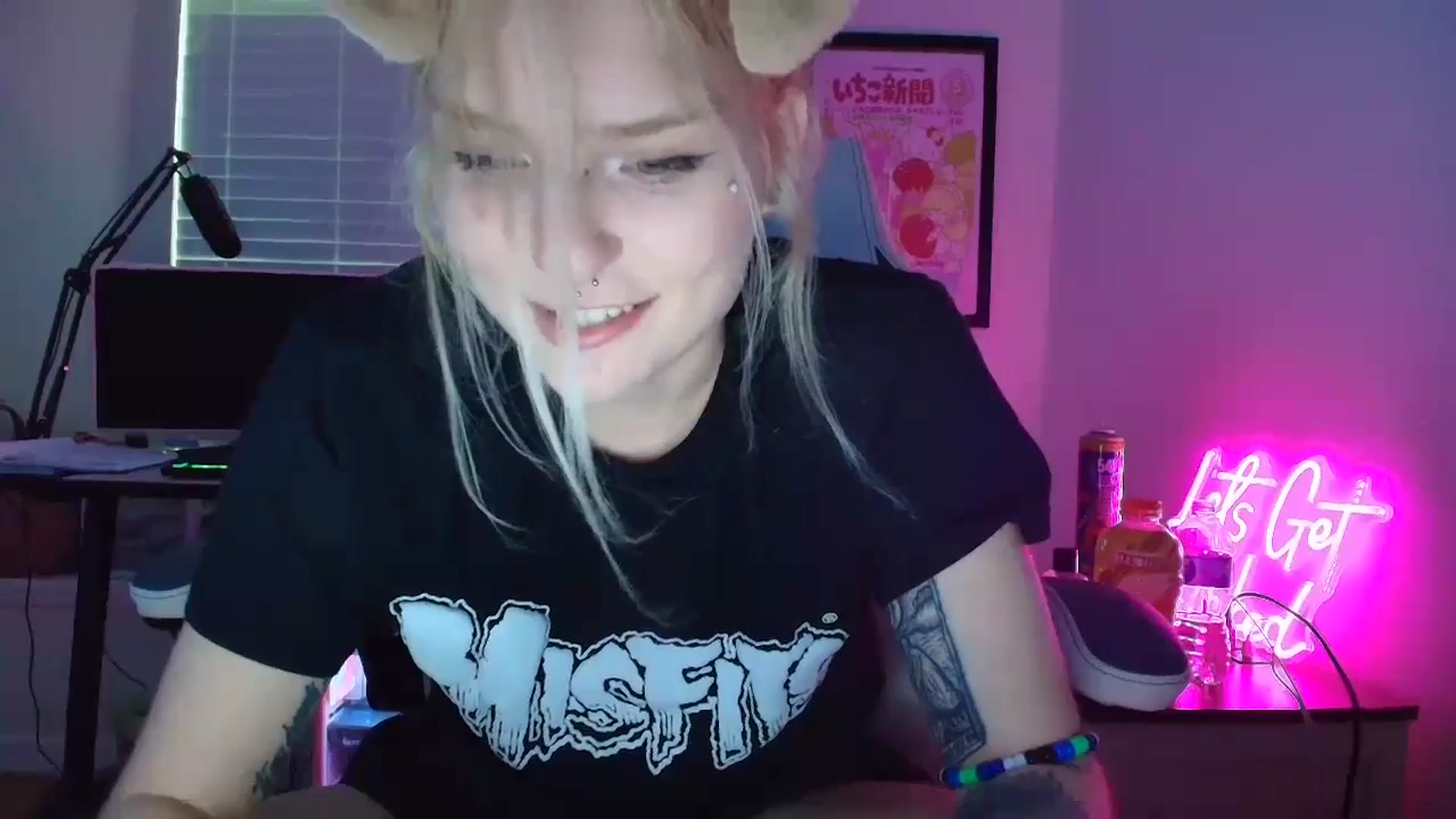 Gallery image thumbnail from DuckChan0's myfreecams stream on, 05/26/2025, 22:01 image 14 of 20