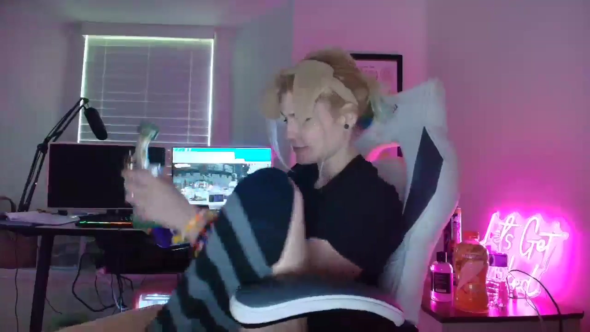 Gallery image thumbnail from DuckChan0's myfreecams stream on, 05/26/2025, 22:01 image 11 of 20