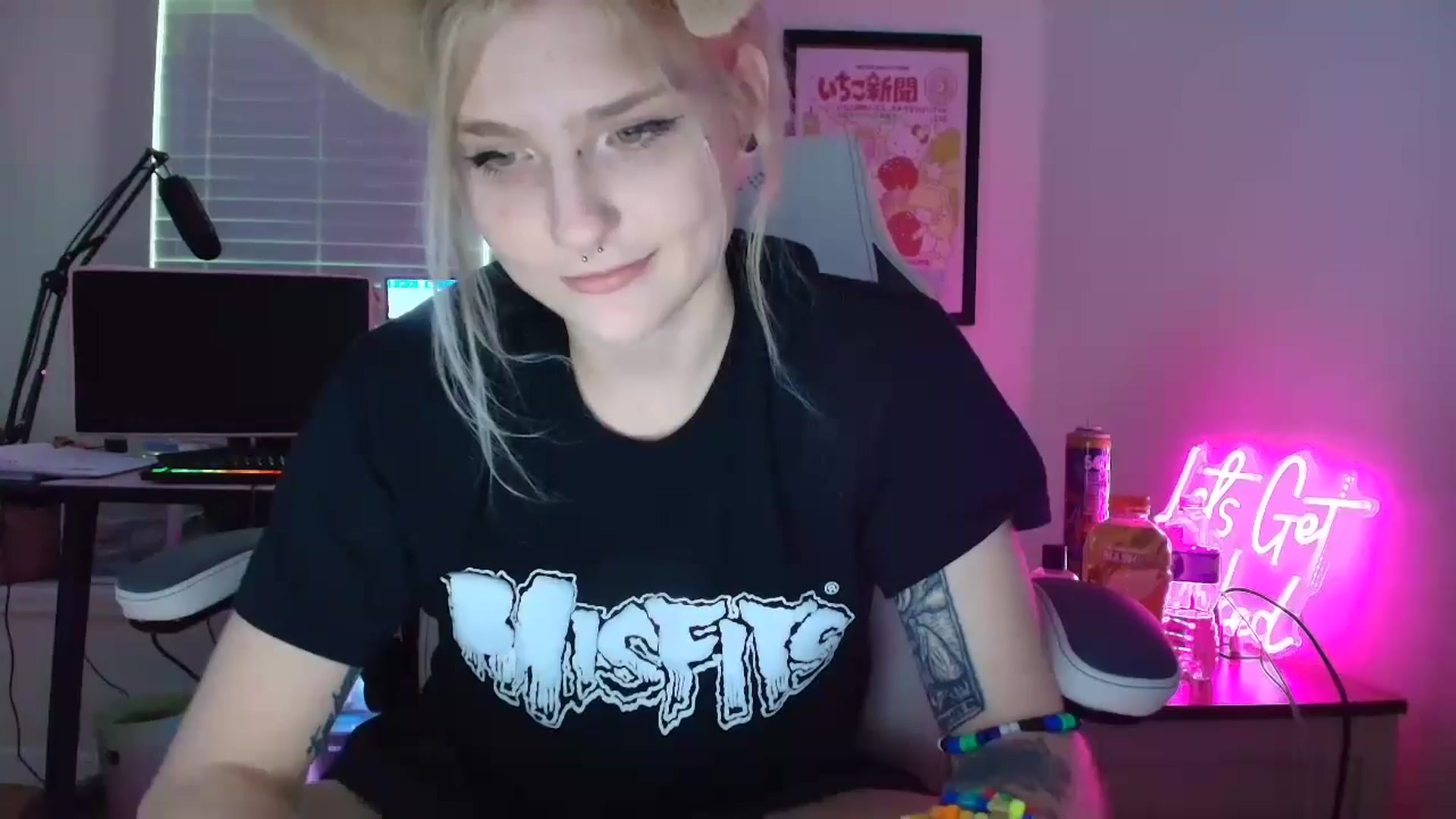 Gallery image thumbnail from DuckChan0's myfreecams stream on, 05/26/2025, 22:01 image 15 of 20
