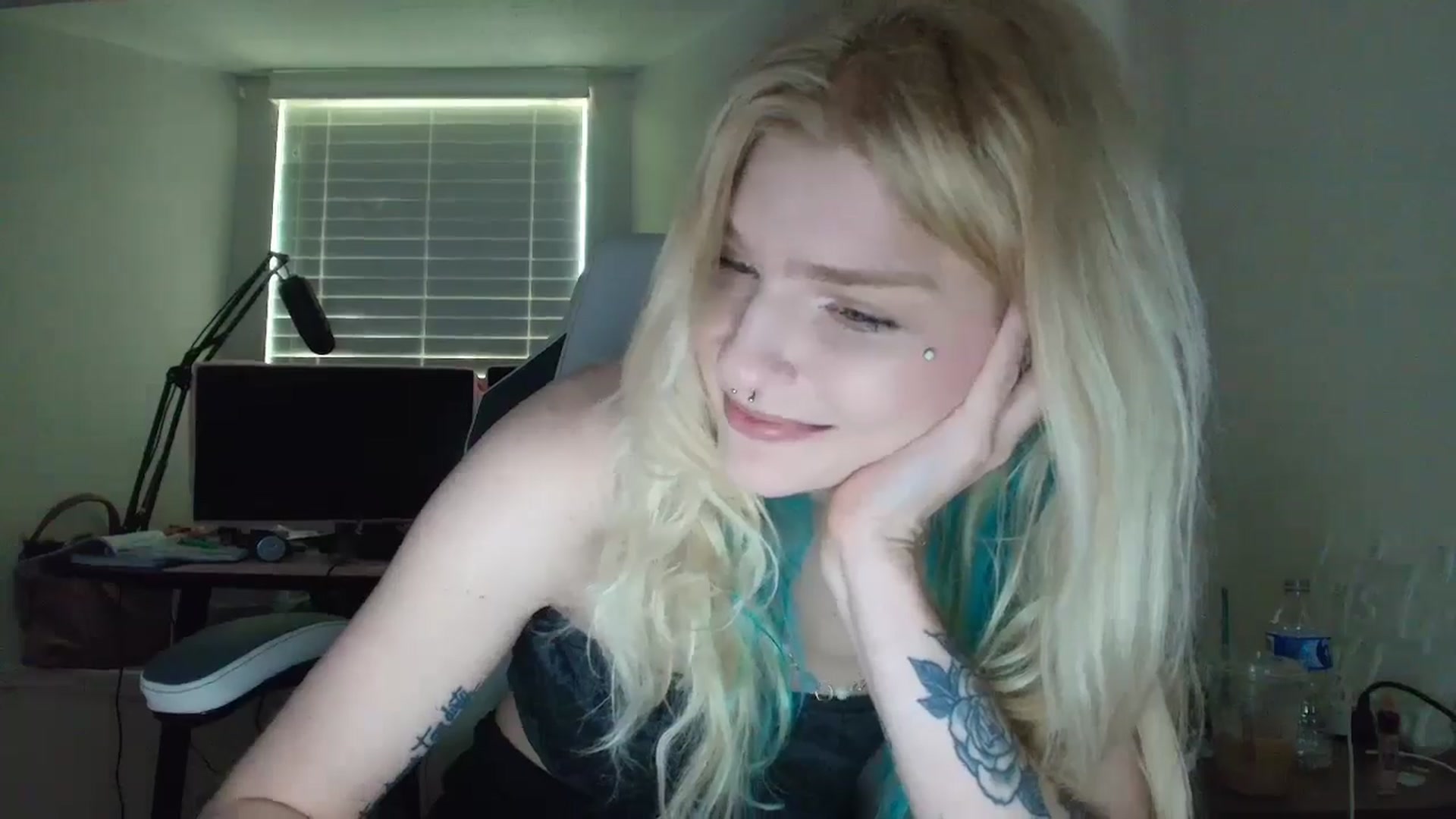 Gallery image thumbnail from DuckChan0's myfreecams stream on, 05/27/2025, 12:14 image 17 of 20