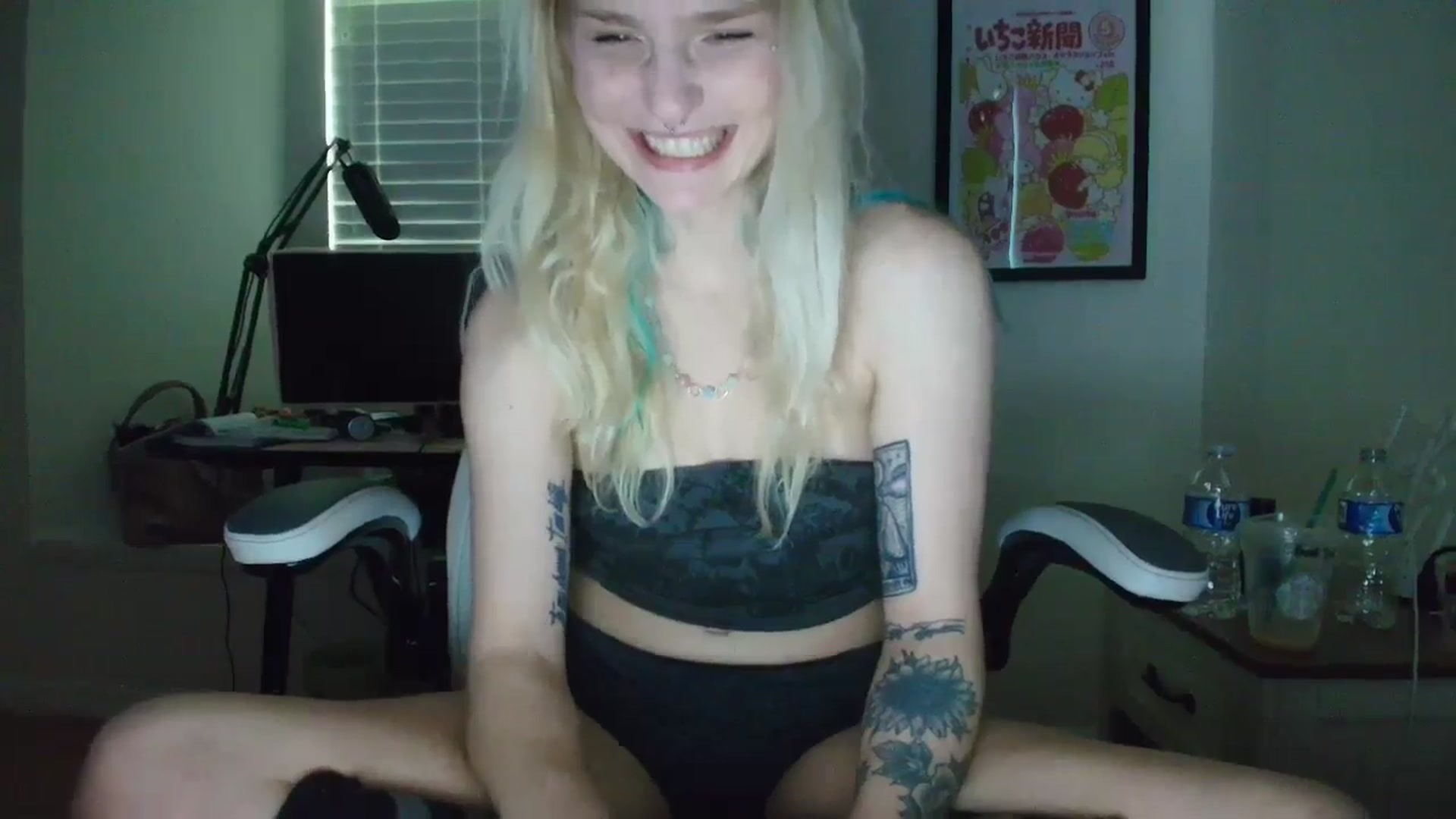 Gallery image thumbnail from DuckChan0's myfreecams stream on, 05/27/2025, 13:22 image 12 of 20