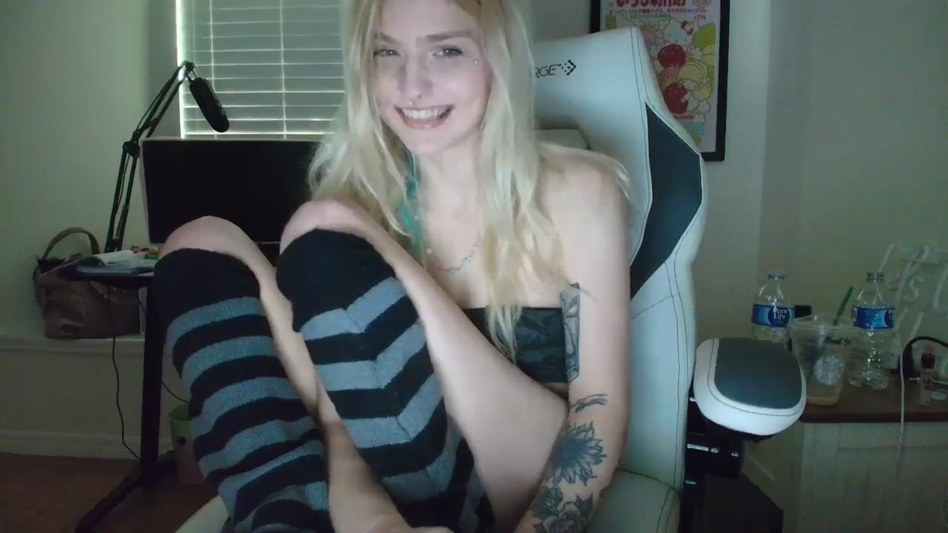Gallery image thumbnail from DuckChan0's myfreecams stream on, 05/27/2025, 13:22 image 10 of 20