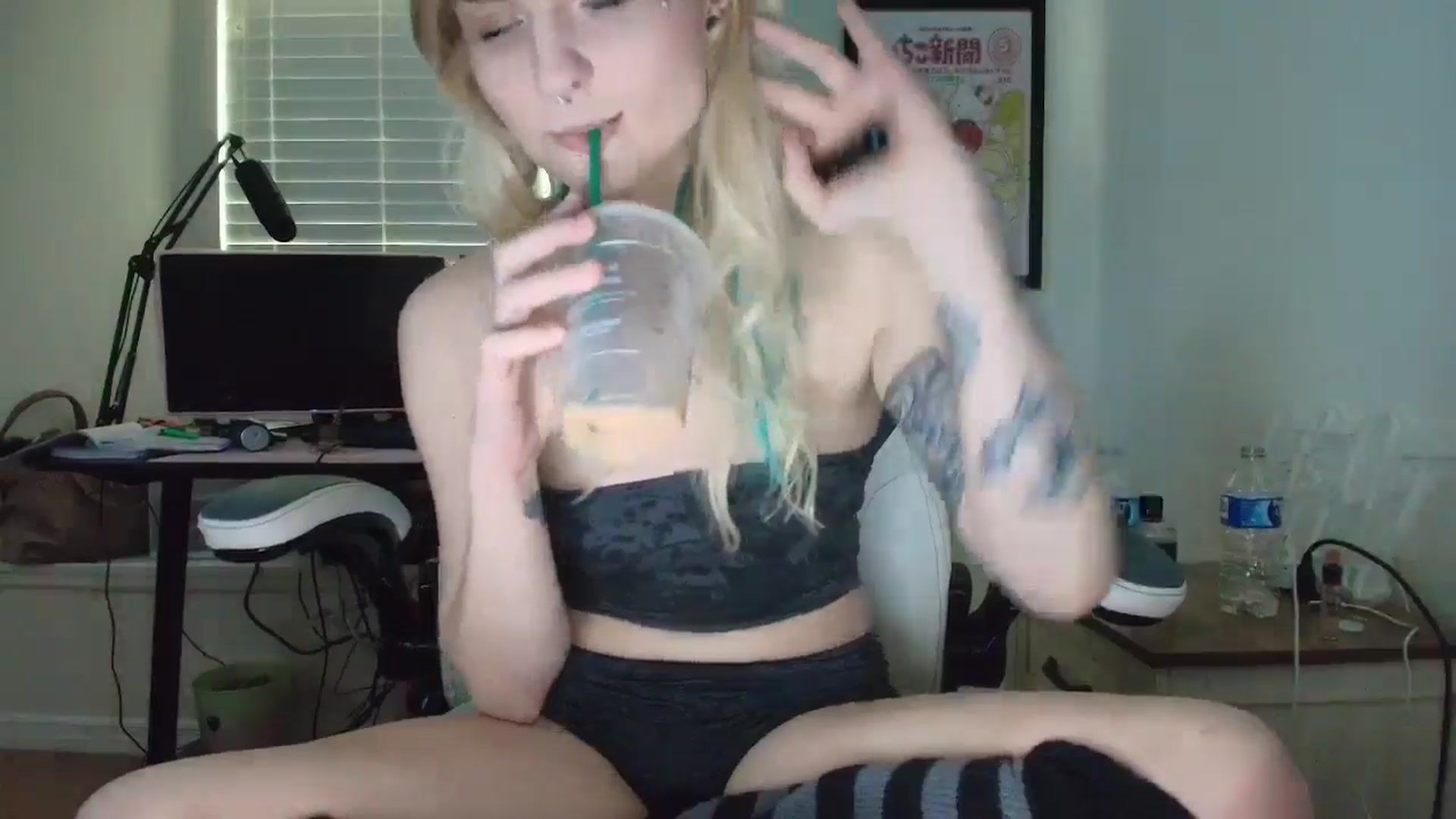 Gallery image thumbnail from DuckChan0's myfreecams stream on, 05/27/2025, 13:22 image 8 of 20