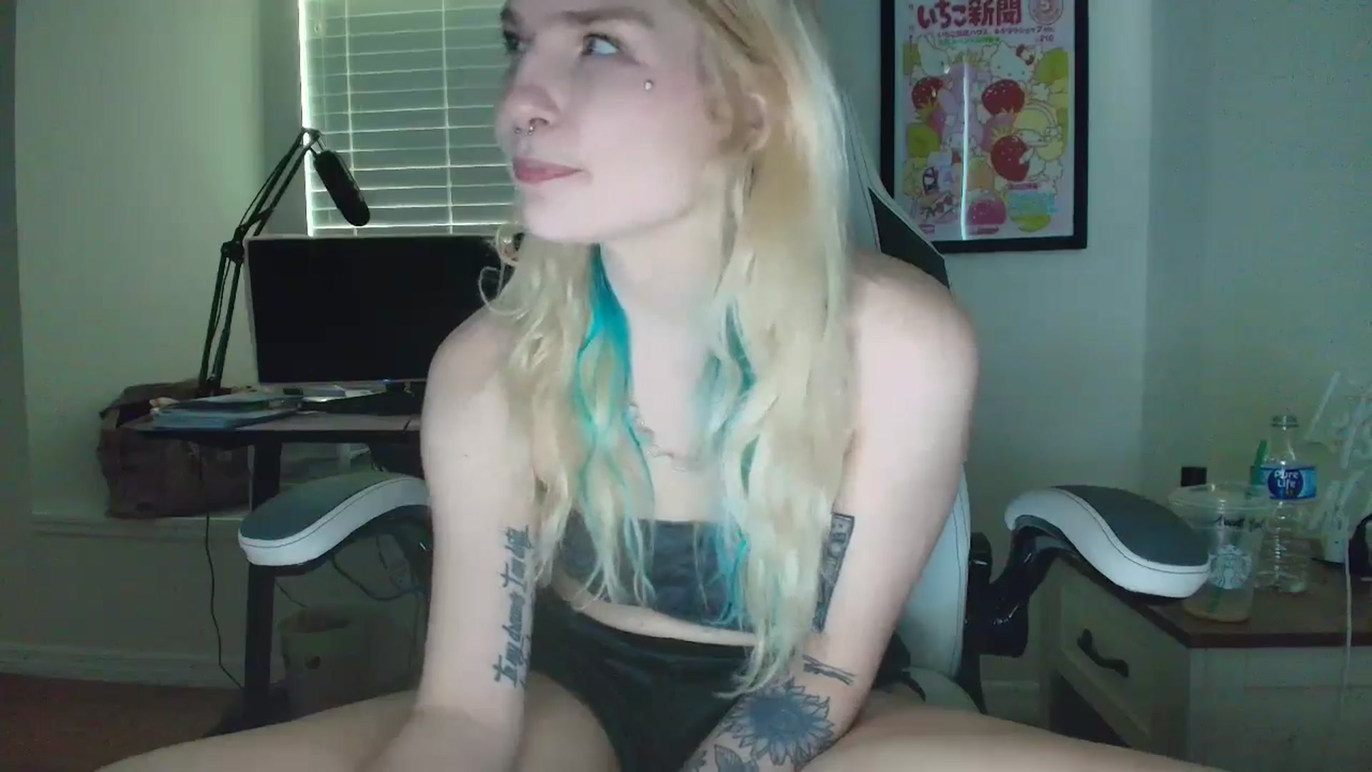 Gallery image thumbnail from DuckChan0's myfreecams stream on, 05/27/2025, 15:30 image 15 of 20