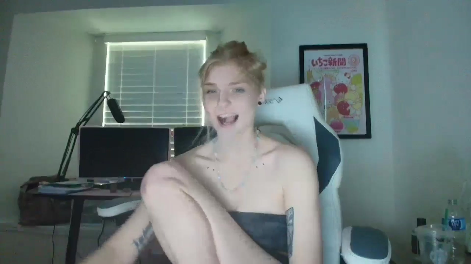 Gallery image thumbnail from DuckChan0's myfreecams stream on, 05/27/2025, 15:30 image 2 of 20