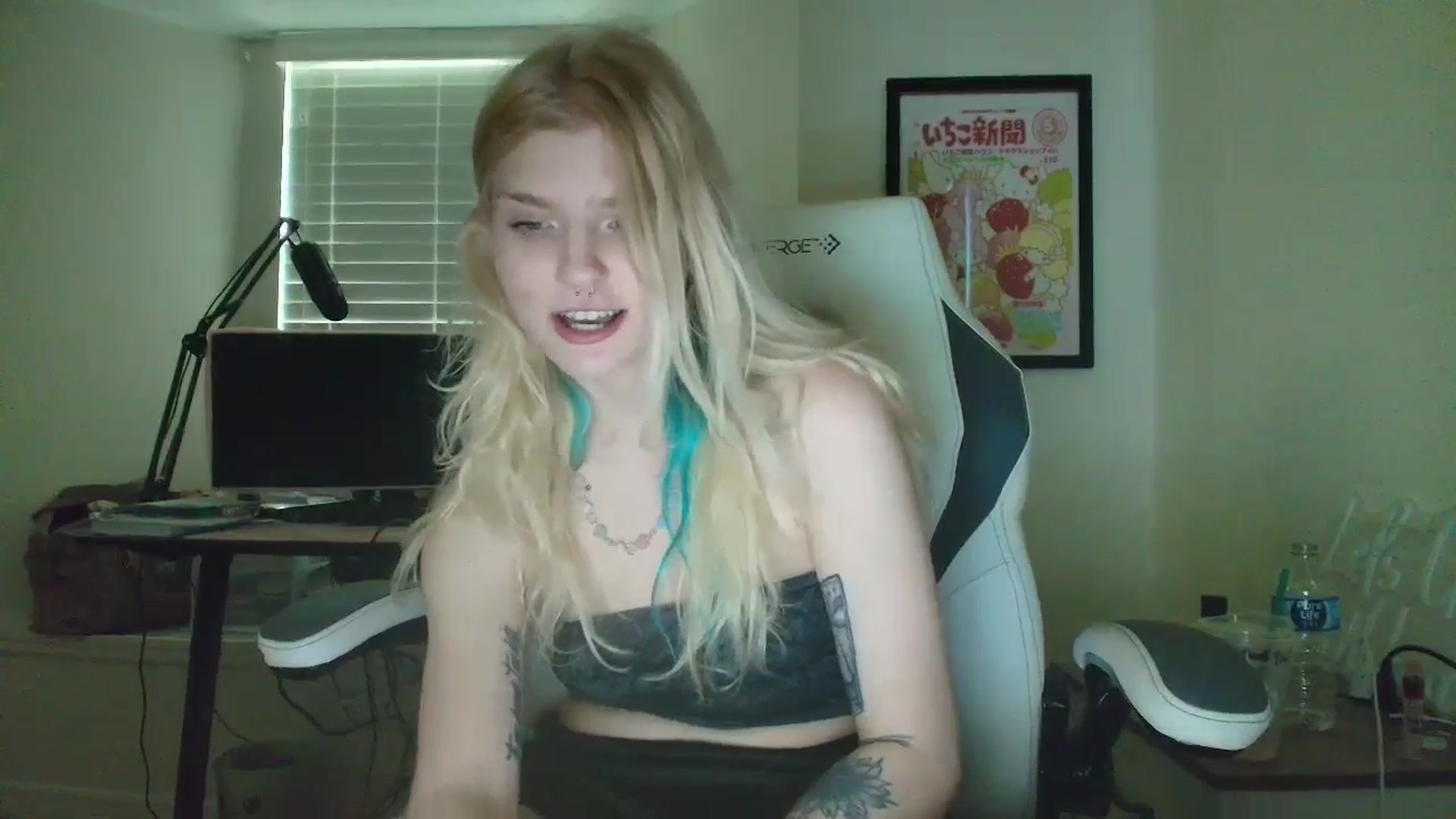 Gallery image thumbnail from DuckChan0's myfreecams stream on, 05/27/2025, 15:30 image 8 of 20