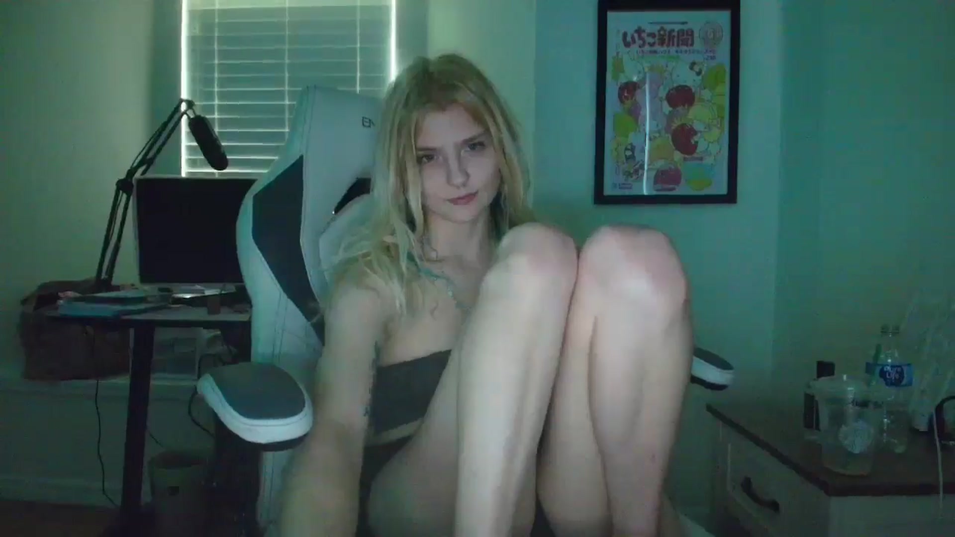 Gallery image thumbnail from DuckChan0's myfreecams stream on, 05/27/2025, 15:30 image 4 of 20