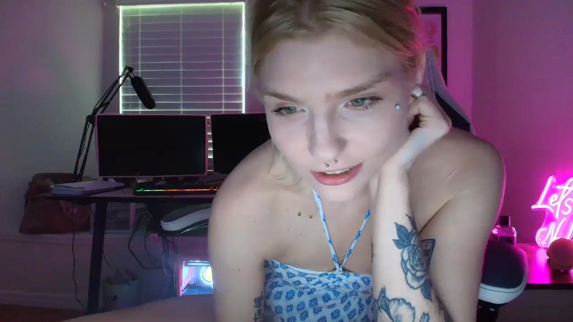 Gallery image thumbnail from DuckChan0's myfreecams stream on, 05/28/2025, 22:12 image 10 of 20