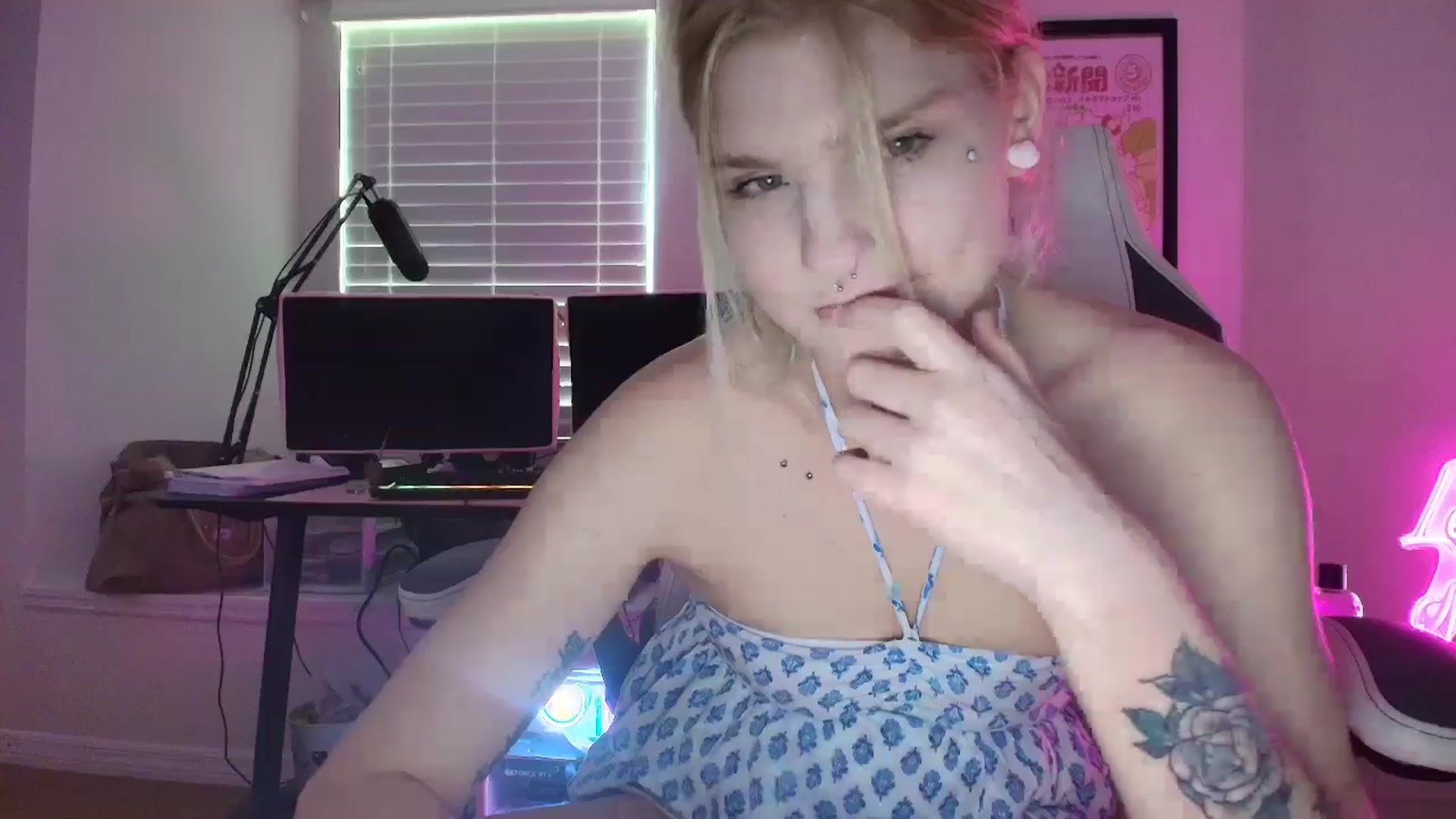 Gallery image thumbnail from DuckChan0's myfreecams stream on, 05/28/2025, 22:12 image 14 of 20