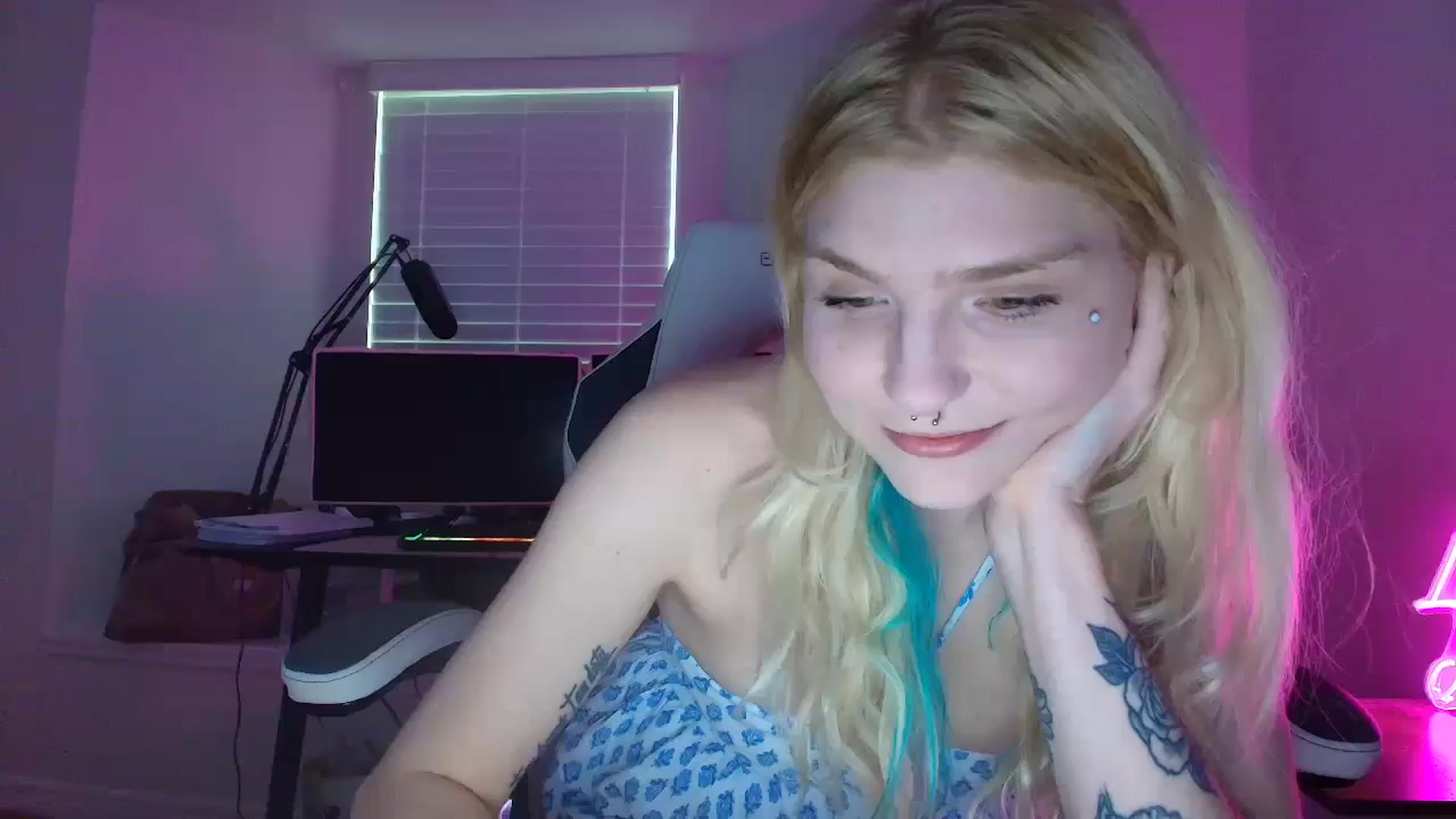 Gallery image thumbnail from DuckChan0's myfreecams stream on, 05/28/2025, 23:04 image 13 of 20