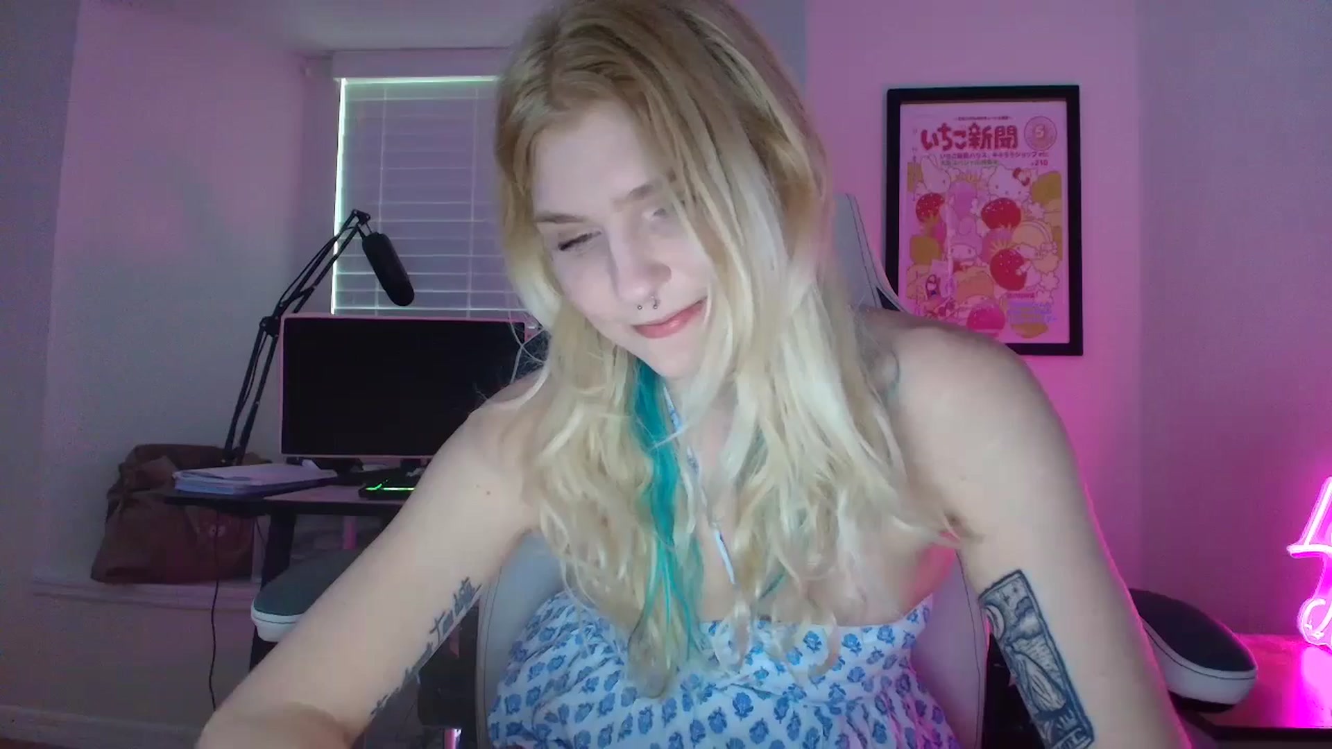 Gallery image thumbnail from DuckChan0's myfreecams stream on, 05/28/2025, 23:04 image 12 of 20
